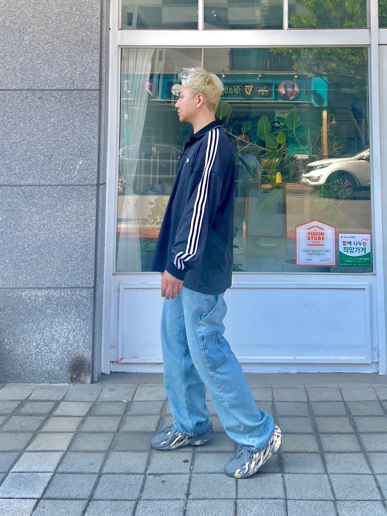 Adidas Yeezy Foam RNNR MXT Moon Gray 착용 스타일 - 2
