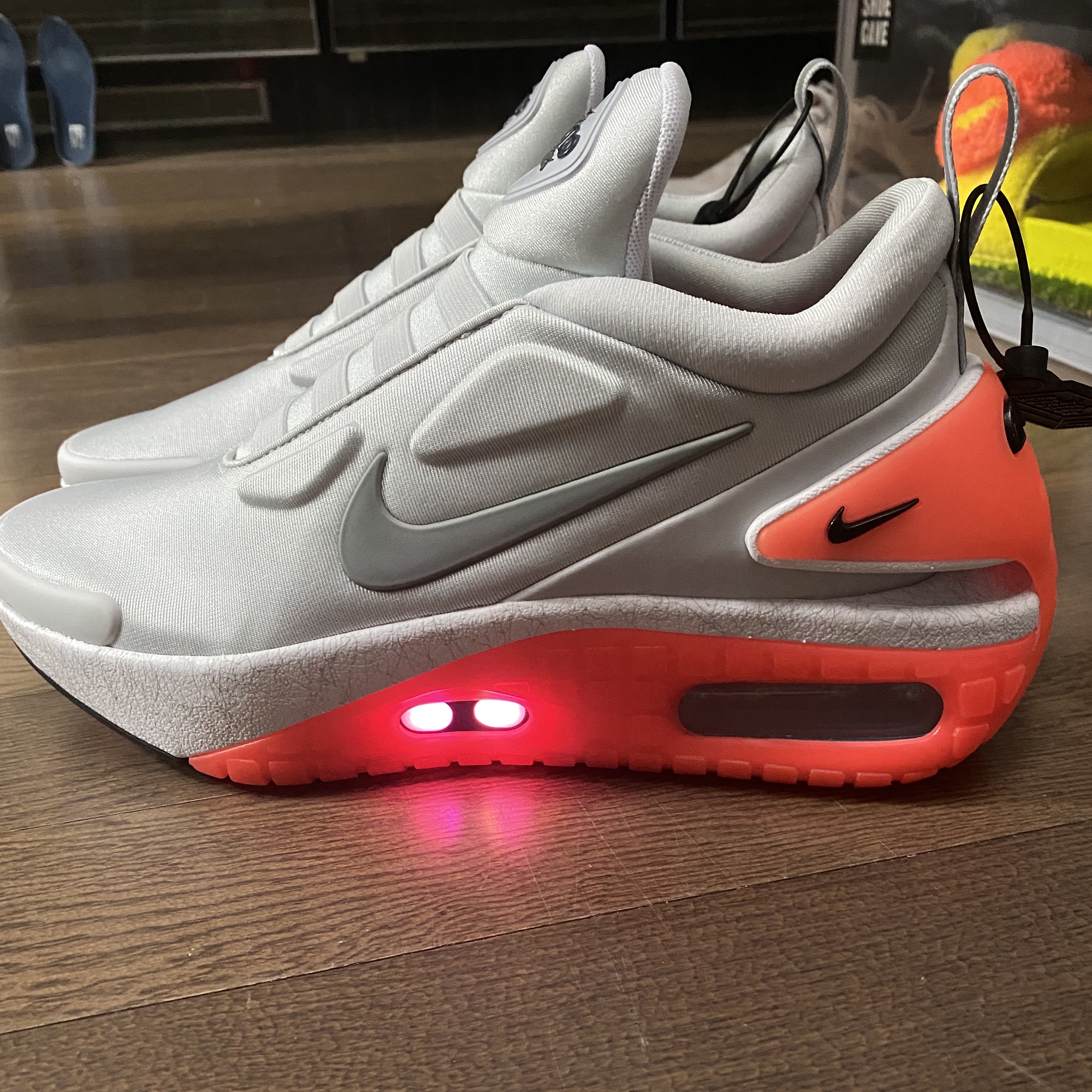 Nike Adapt Auto Max Pure Platinum (KR Charger) 착용 스타일 - 1