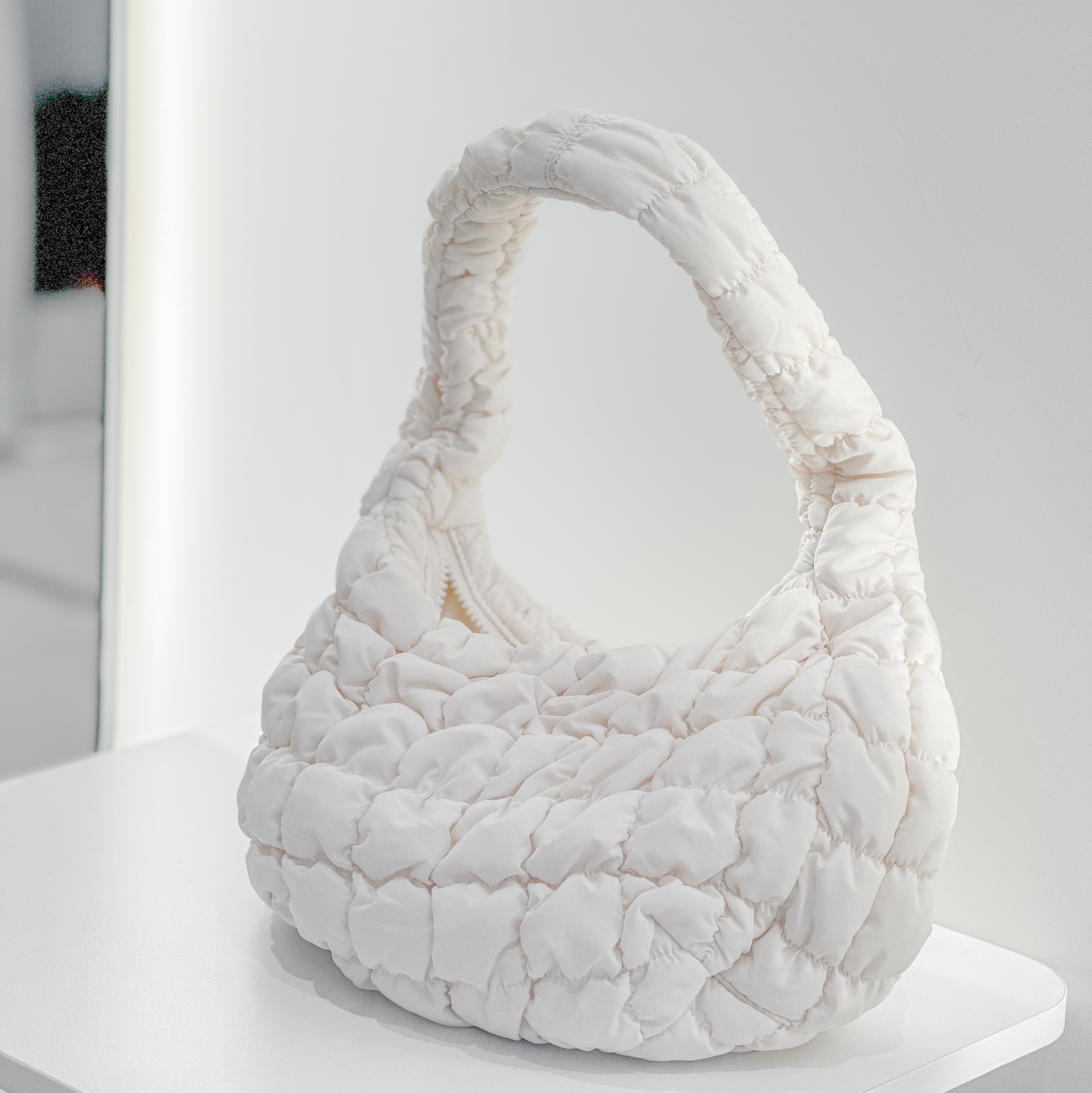 COS Quilted Mini Bag Cream 착용 스타일