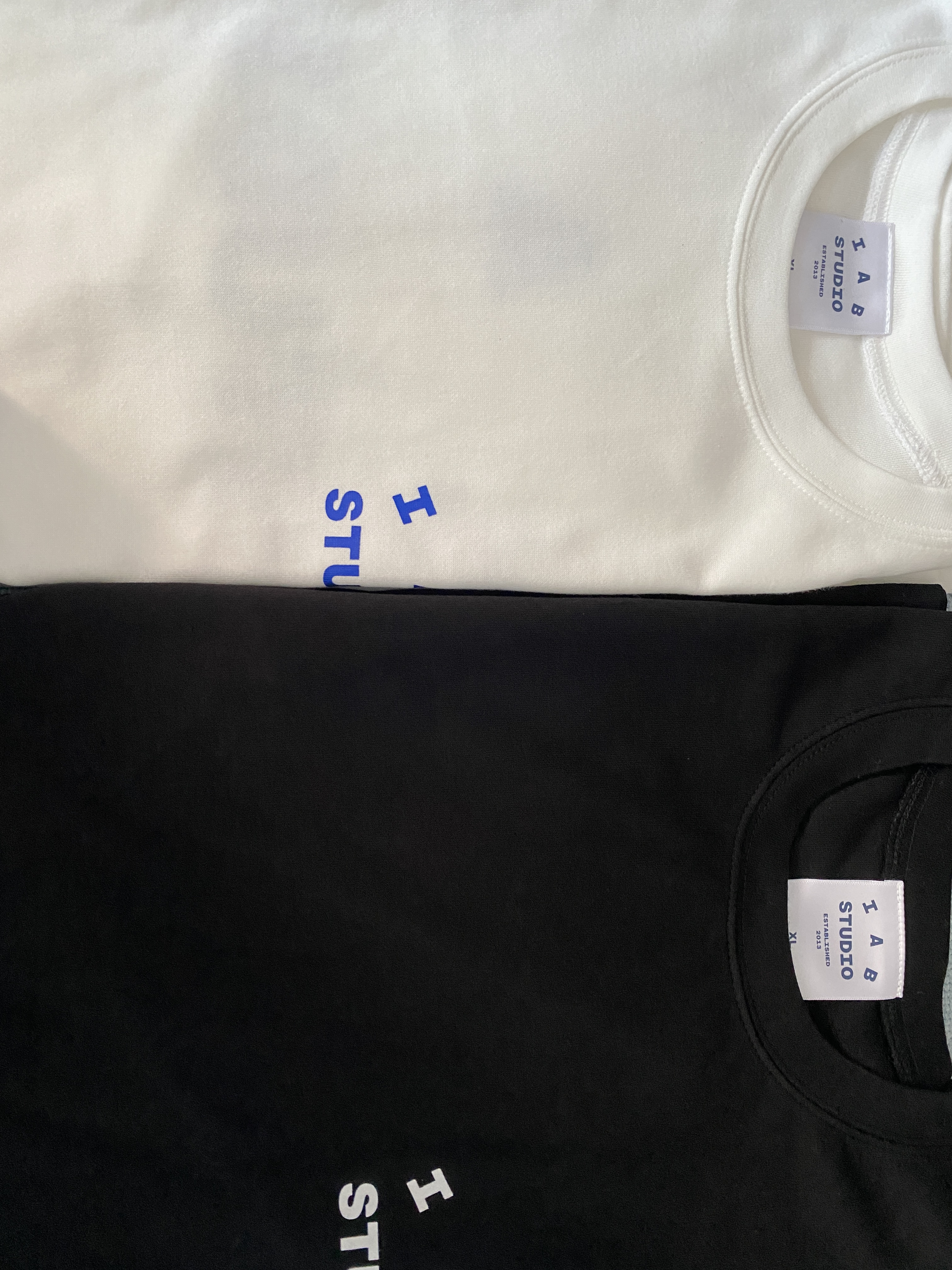 IAB Studio 10th Anniversary T-Shirts Pack White & Black (2 Pack) 착용 스타일 - 1