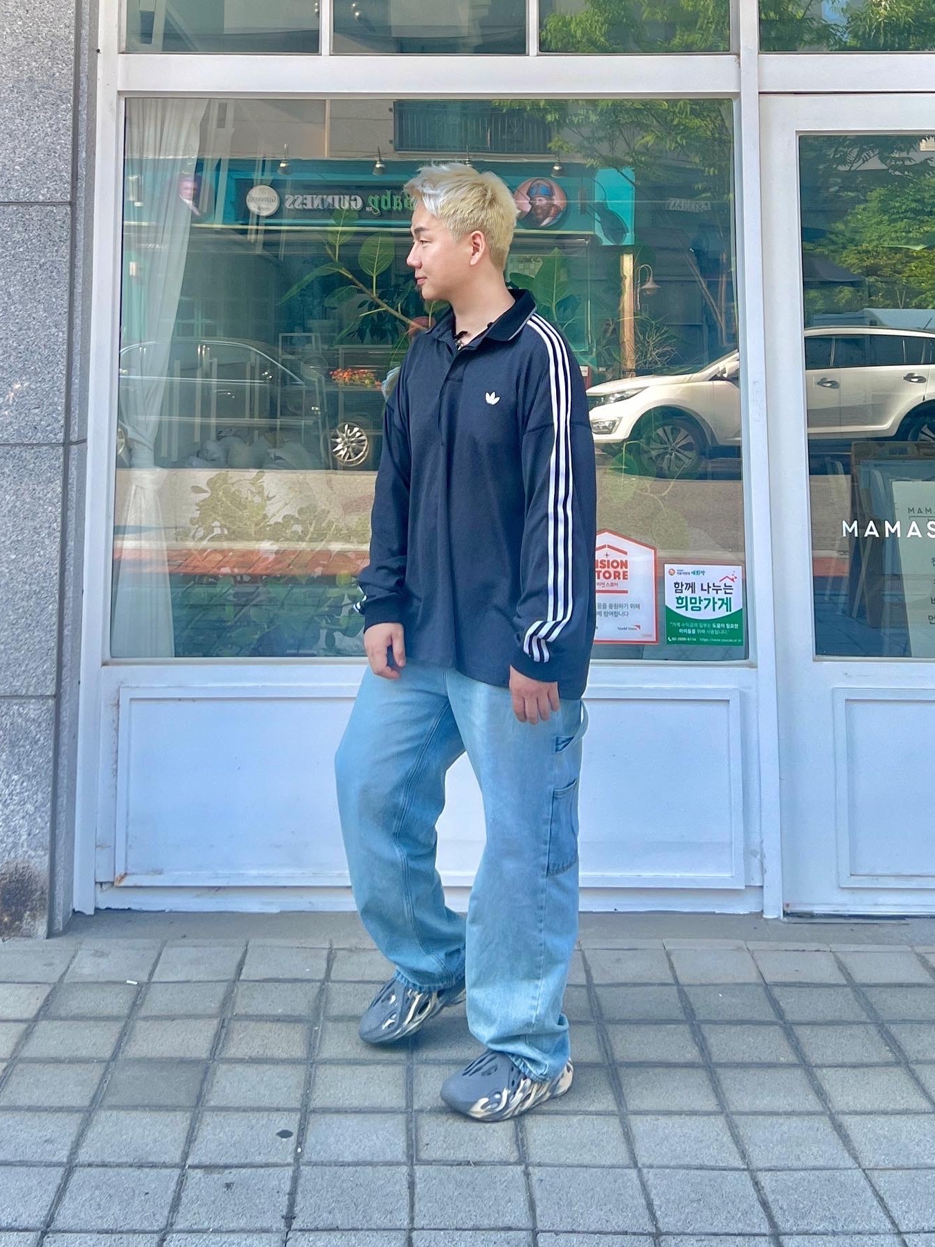 Adidas Yeezy Foam RNNR MXT Moon Gray 착용 스타일 - 1
