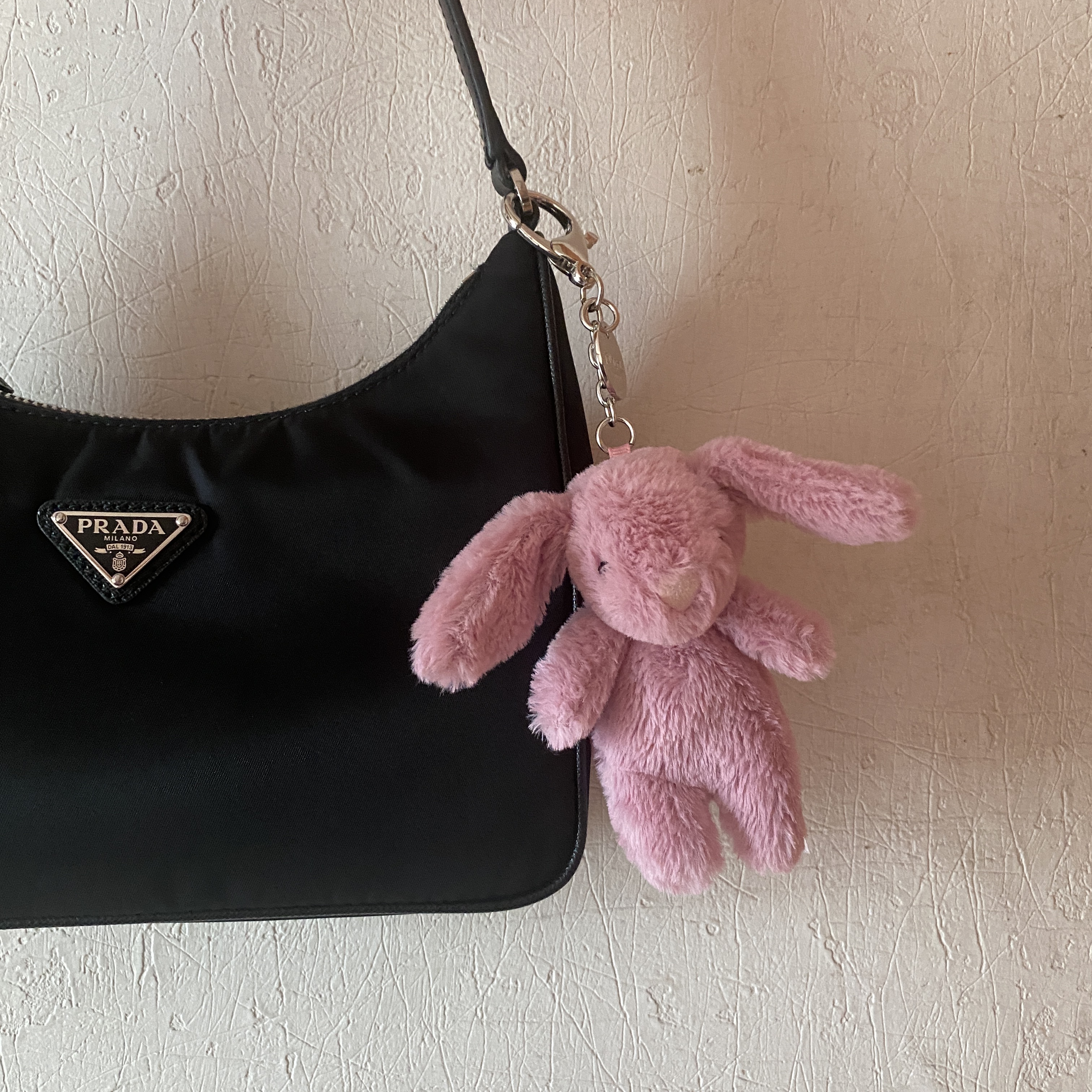 Jellycat Bashful Bunny Bag Charm Tulip 착용 스타일 - 2