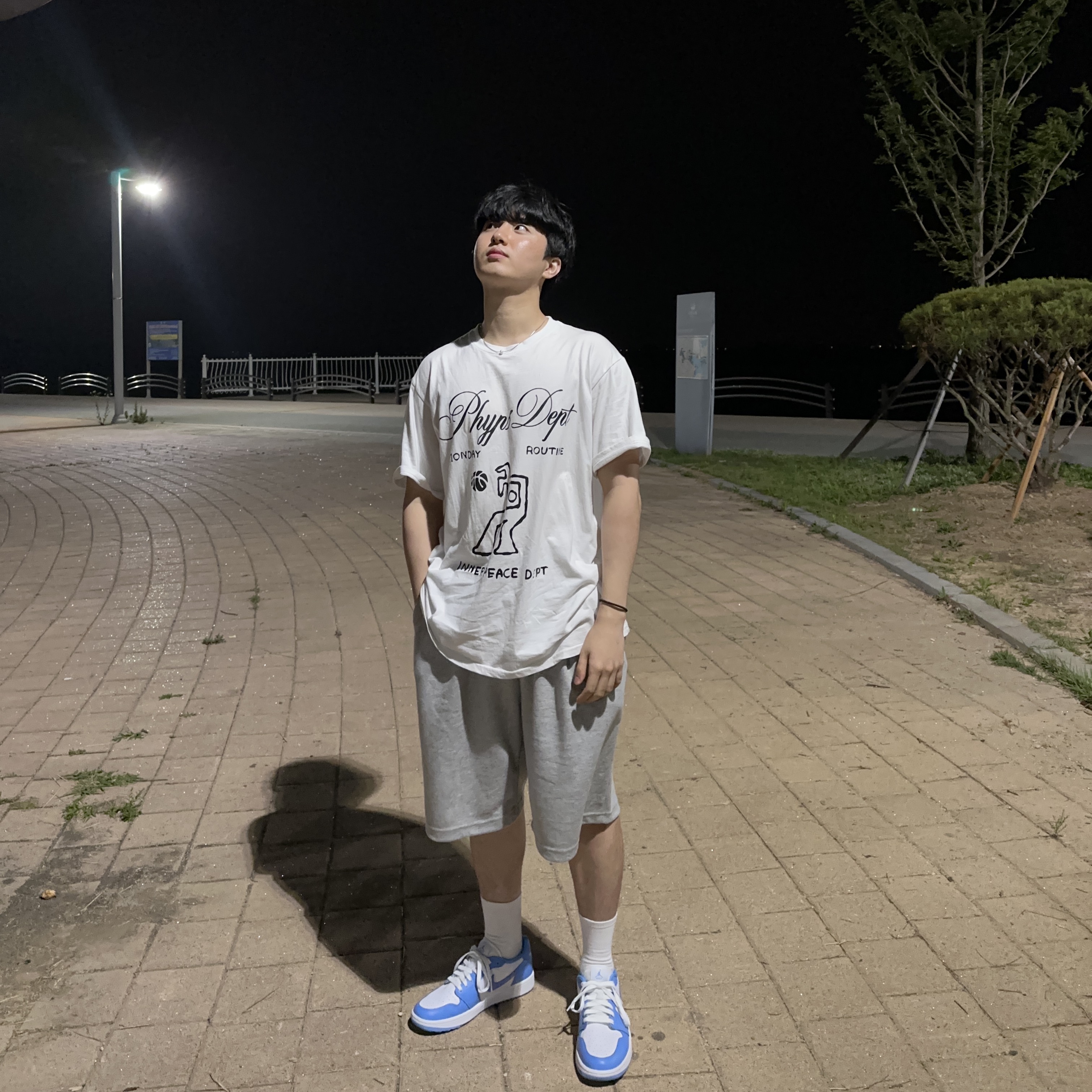 Jordan 1 Low Golf White and University Blue 착용 스타일 - 2
