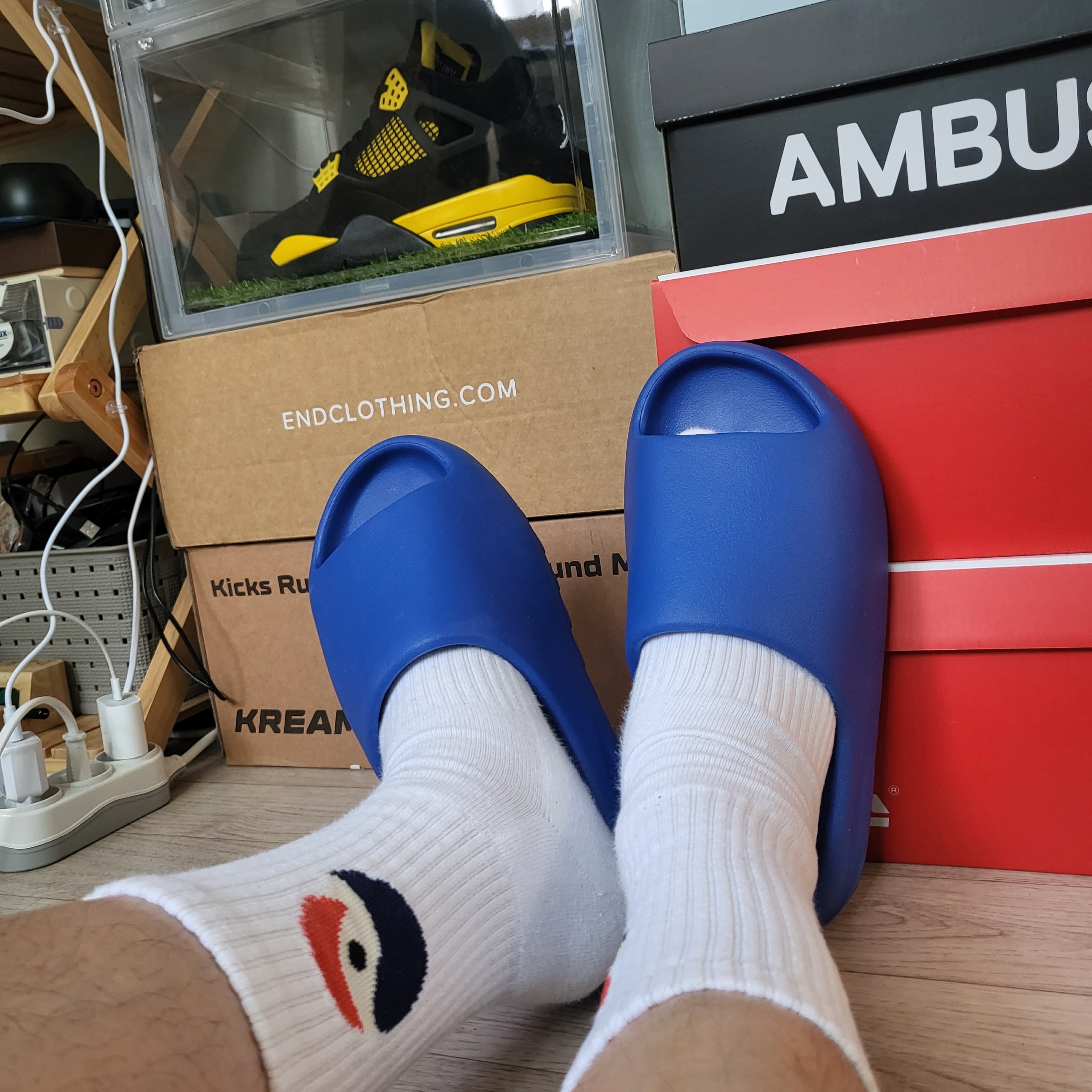 Adidas Yeezy Slide Azure 착용 스타일 - 1