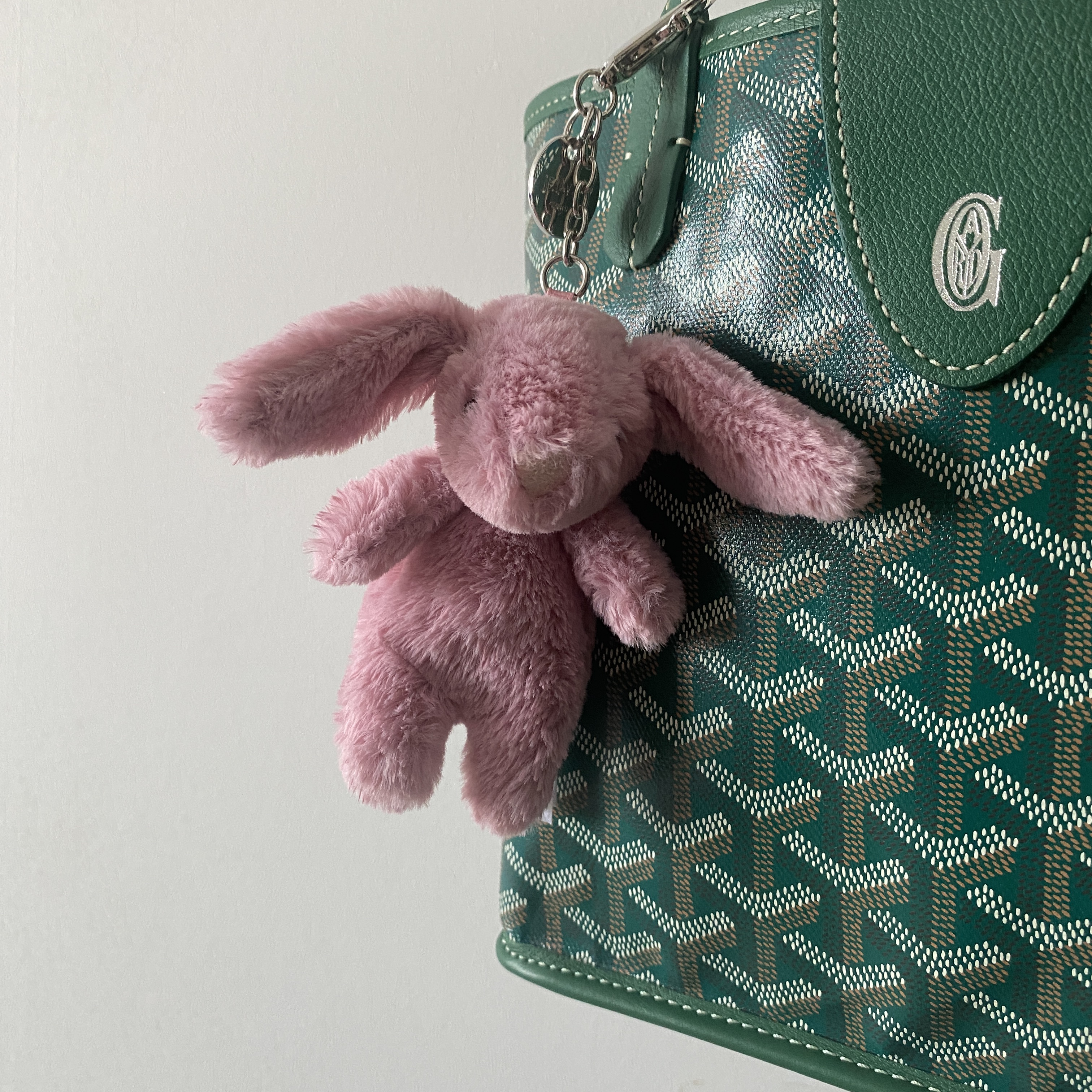Jellycat Bashful Bunny Bag Charm Tulip 착용 스타일 - 1