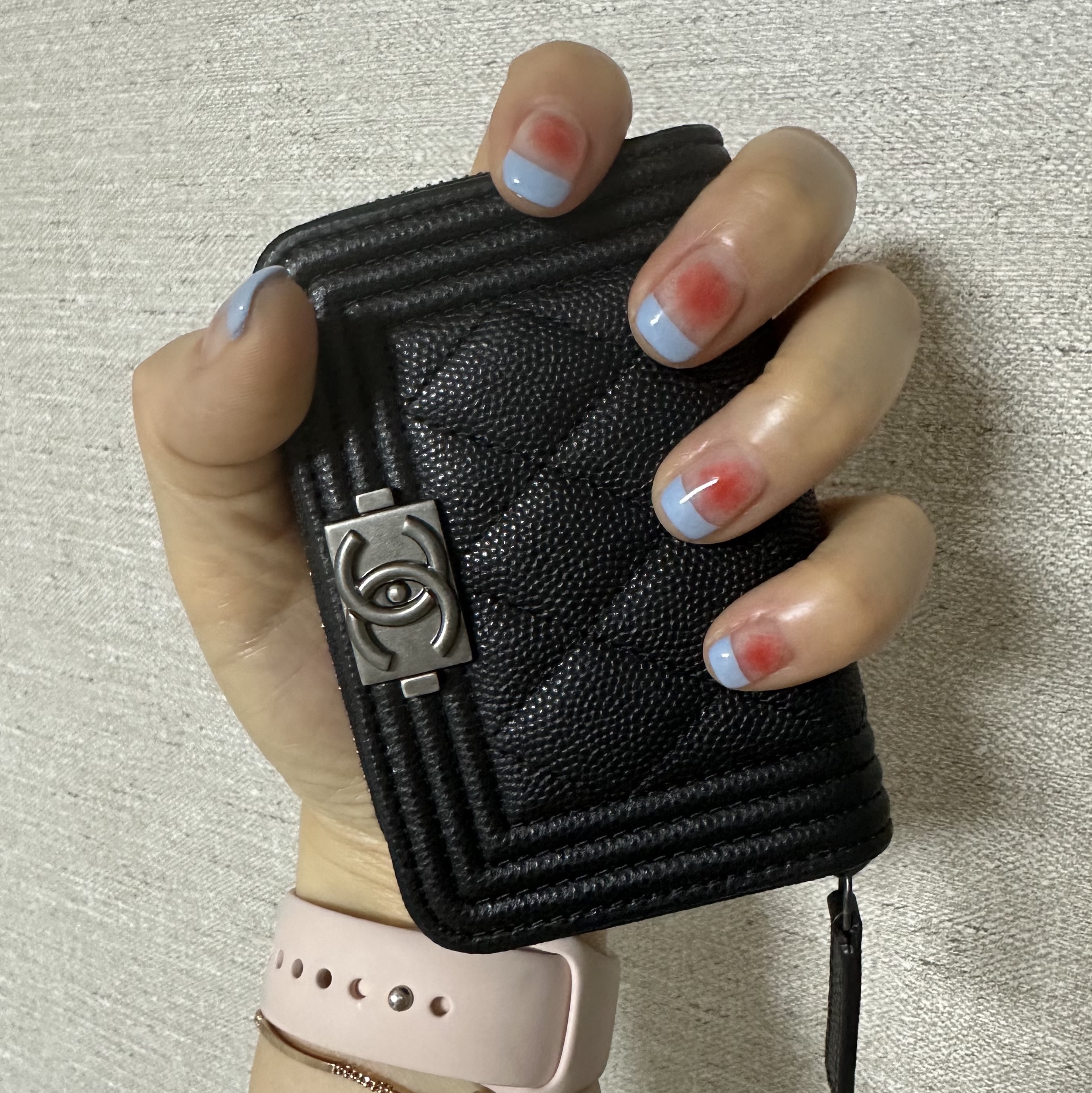 Chanel Boy Chanel Zipped Coin Purse Grained Calfskin & Ruthenium Black 착용 스타일 - 1