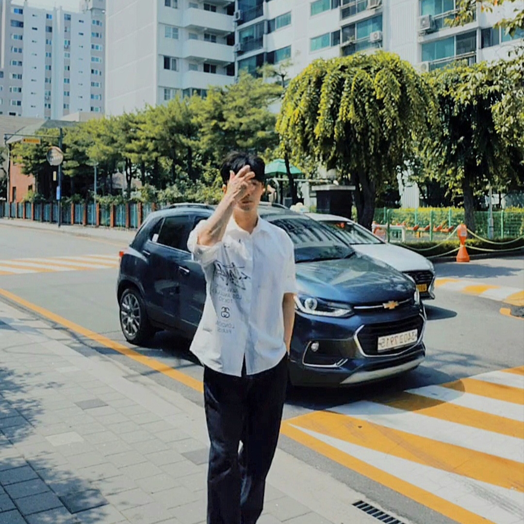 Jordan 1 Low Light Smoke Grey, Stussy World Tour Shirt White 착용 스타일 - 2