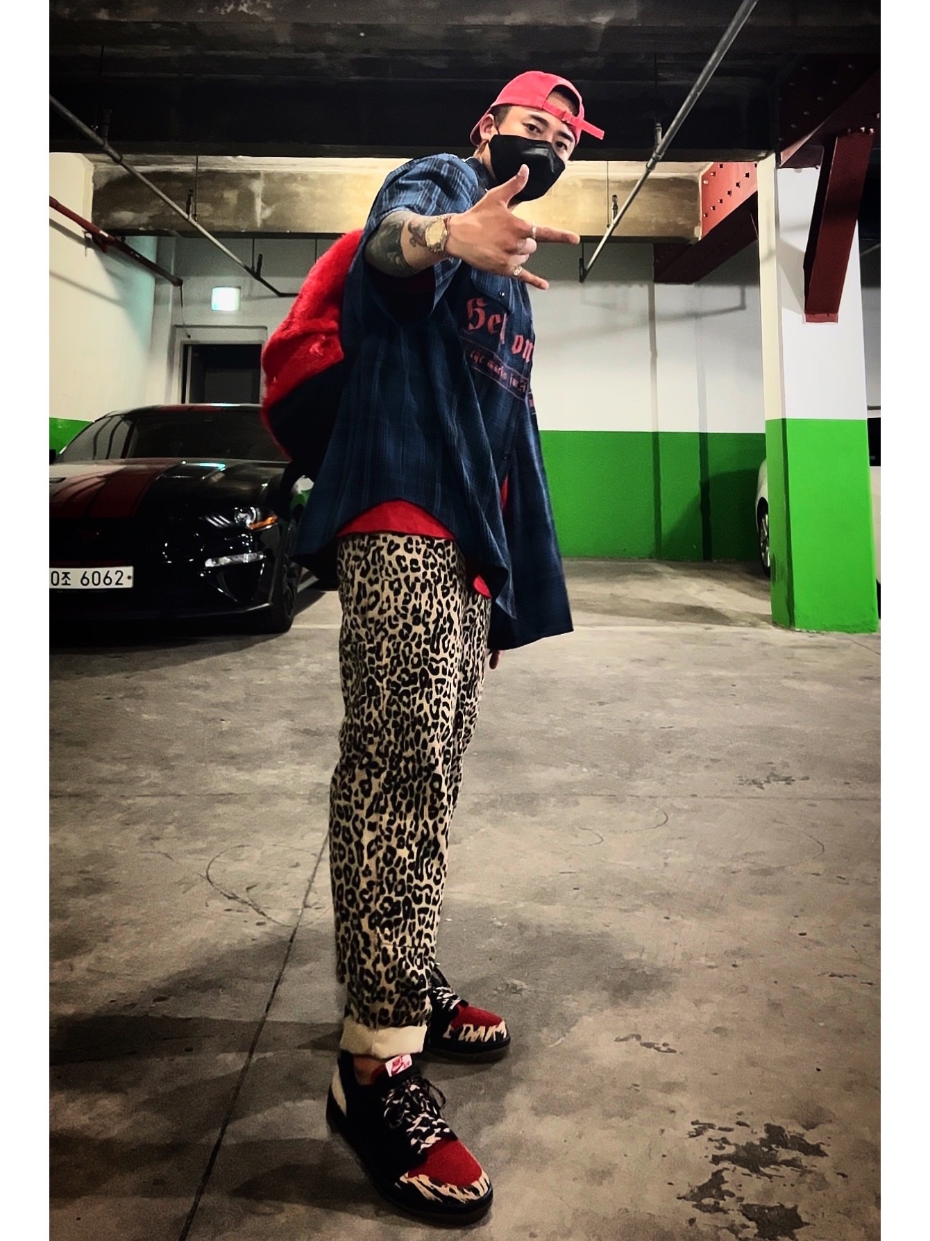 Supreme Pigment Canvas S Logo 6-Panel Red - 23SS, Supreme x MLB Kanji Teams T-Shirt Yankees Red - 22FW 착용 스타일 - 3