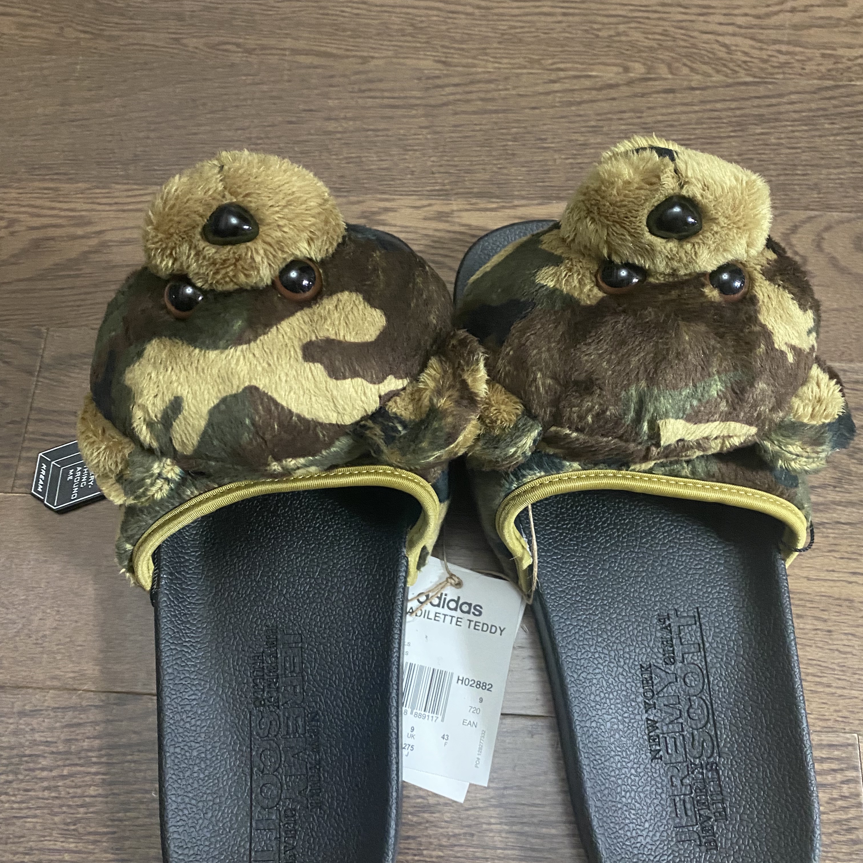Adidas x Jeremy Scott Adilette Teddy Slide Camo 착용 스타일 - 3