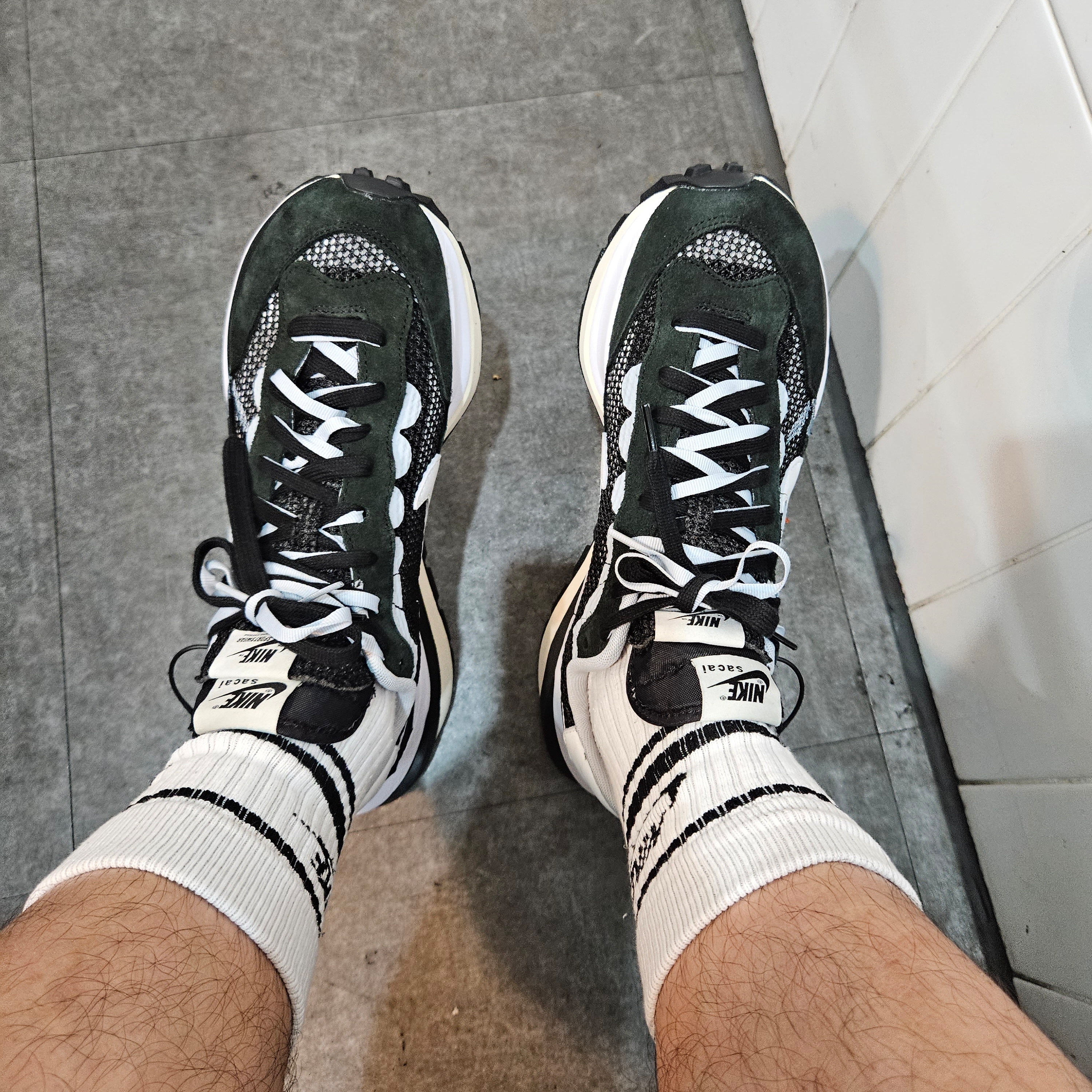 Nike x Sacai VaporWaffle Black White 착용 스타일 - 1