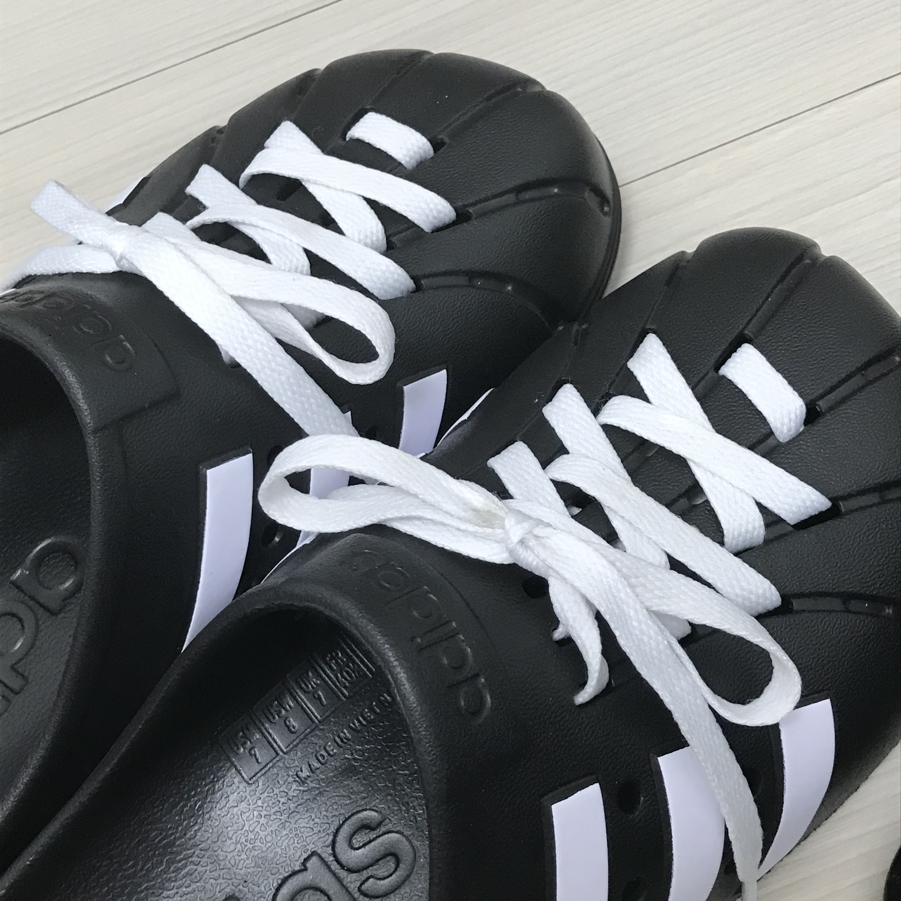 Adidas Adilette Clog Black White 착용 스타일