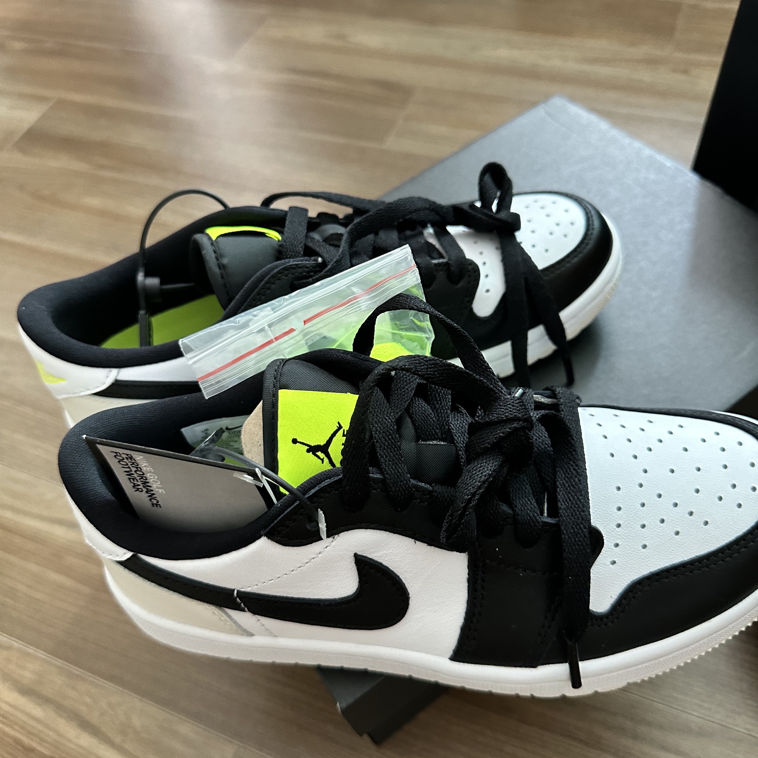 Jordan 1 Low Golf Black White and Volt 착용 스타일 - 2