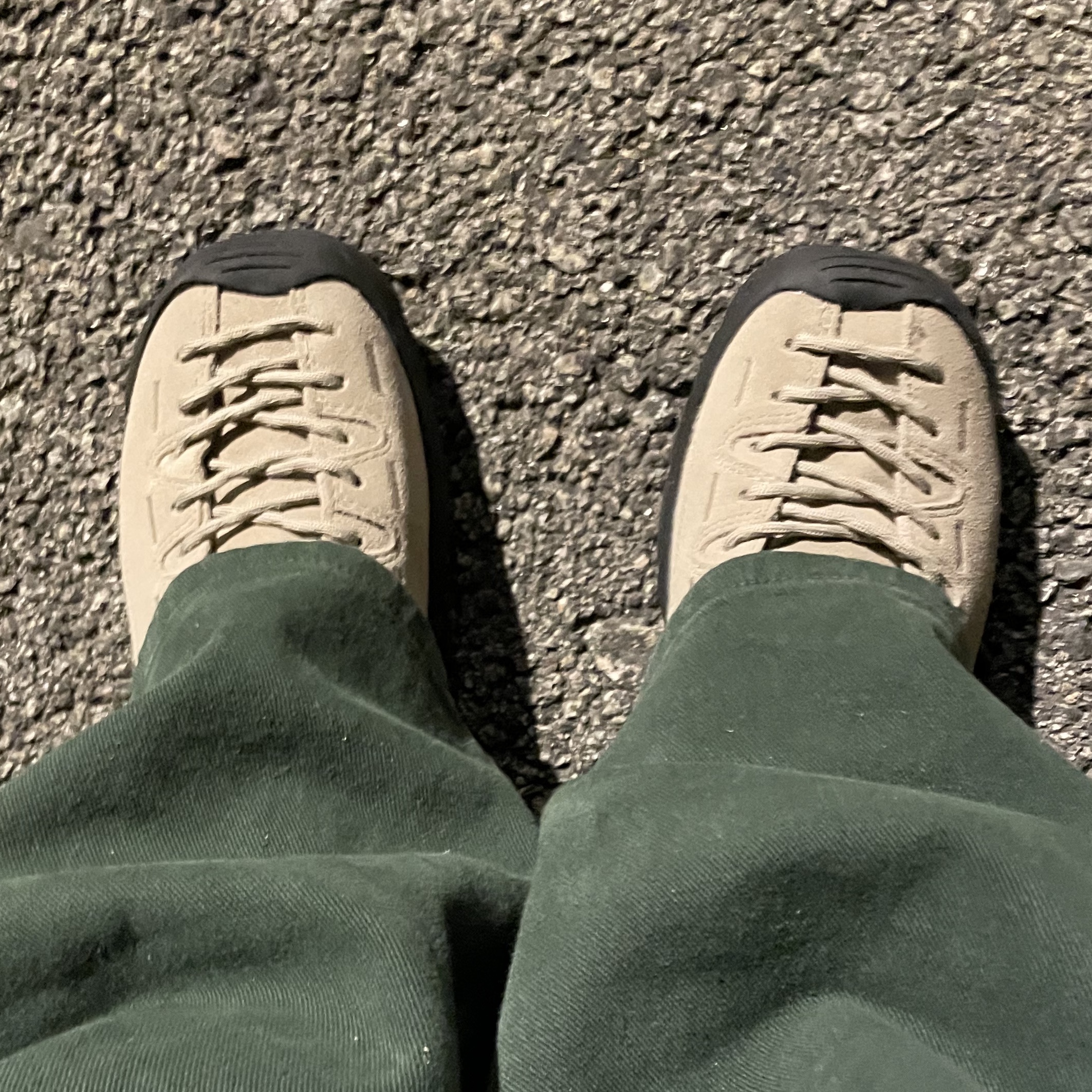 Keen Jasper Suede Sneakers Silver Mink 착용 스타일