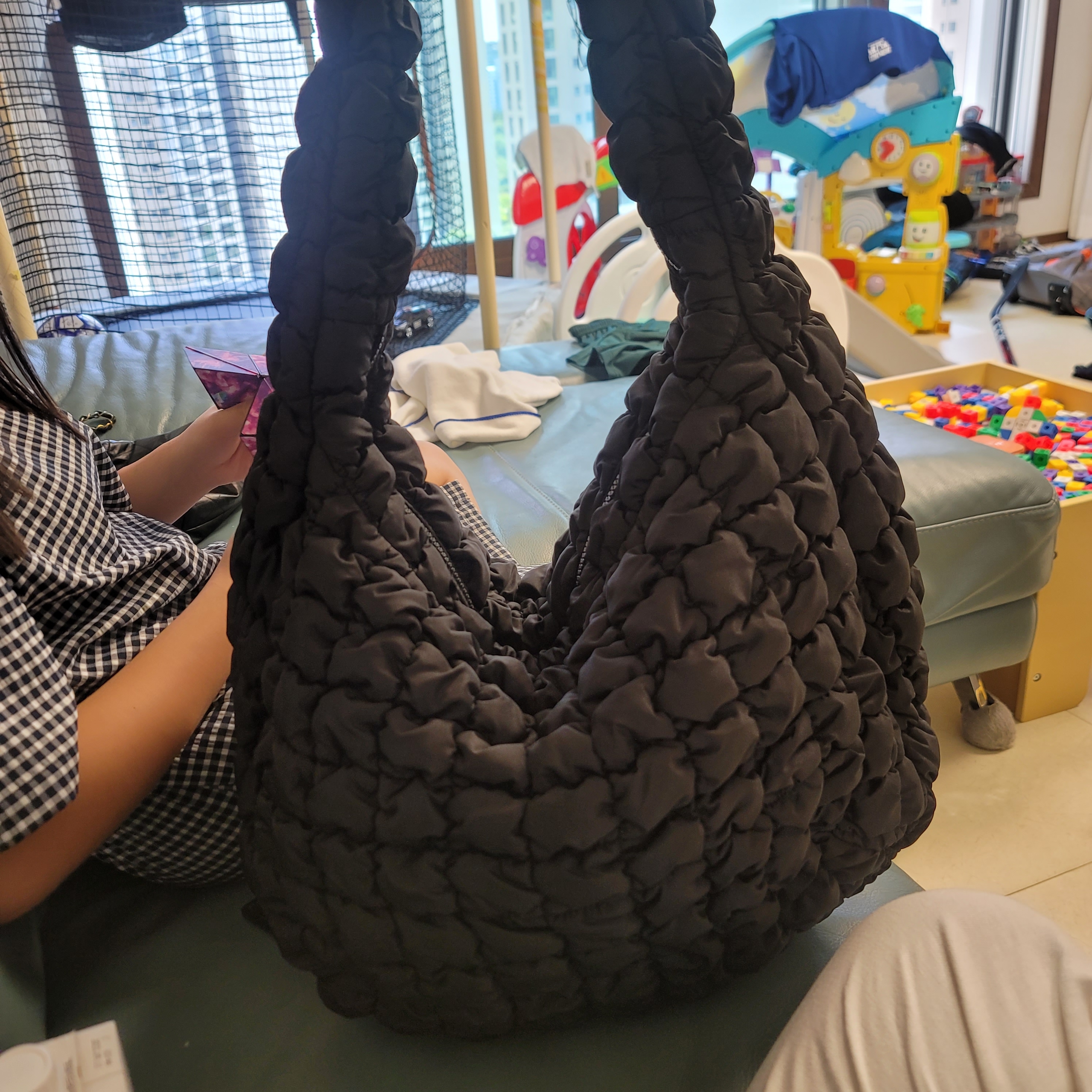COS Quilted Oversized Shoulder Bag Black 착용 스타일