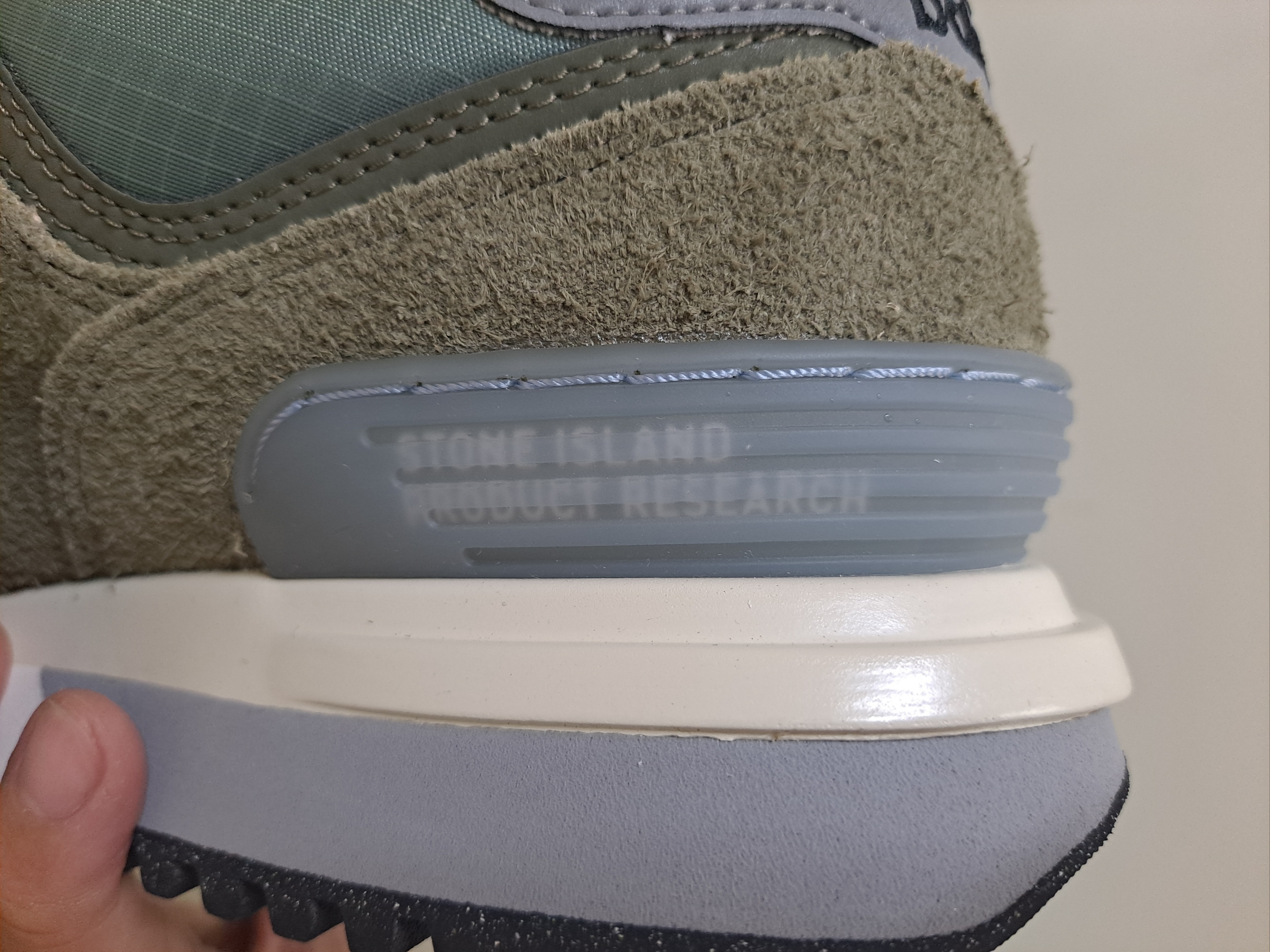 New Balance x Stone Island 574 Legacy Green 착용 스타일 - 4