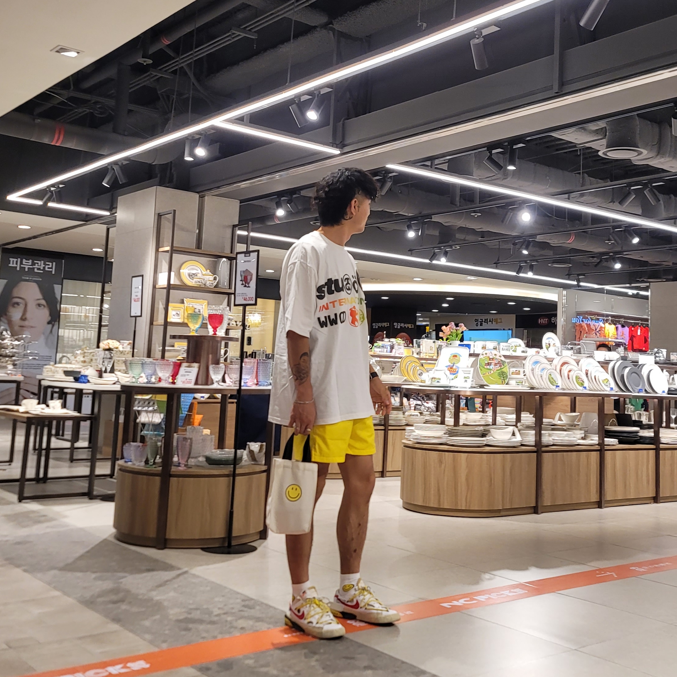 Stussy x Cactus Plant Flea Market International T-Shirt White, Nike x Off-White Blazer Low '77 White and University Red 착용 스타일 - 1