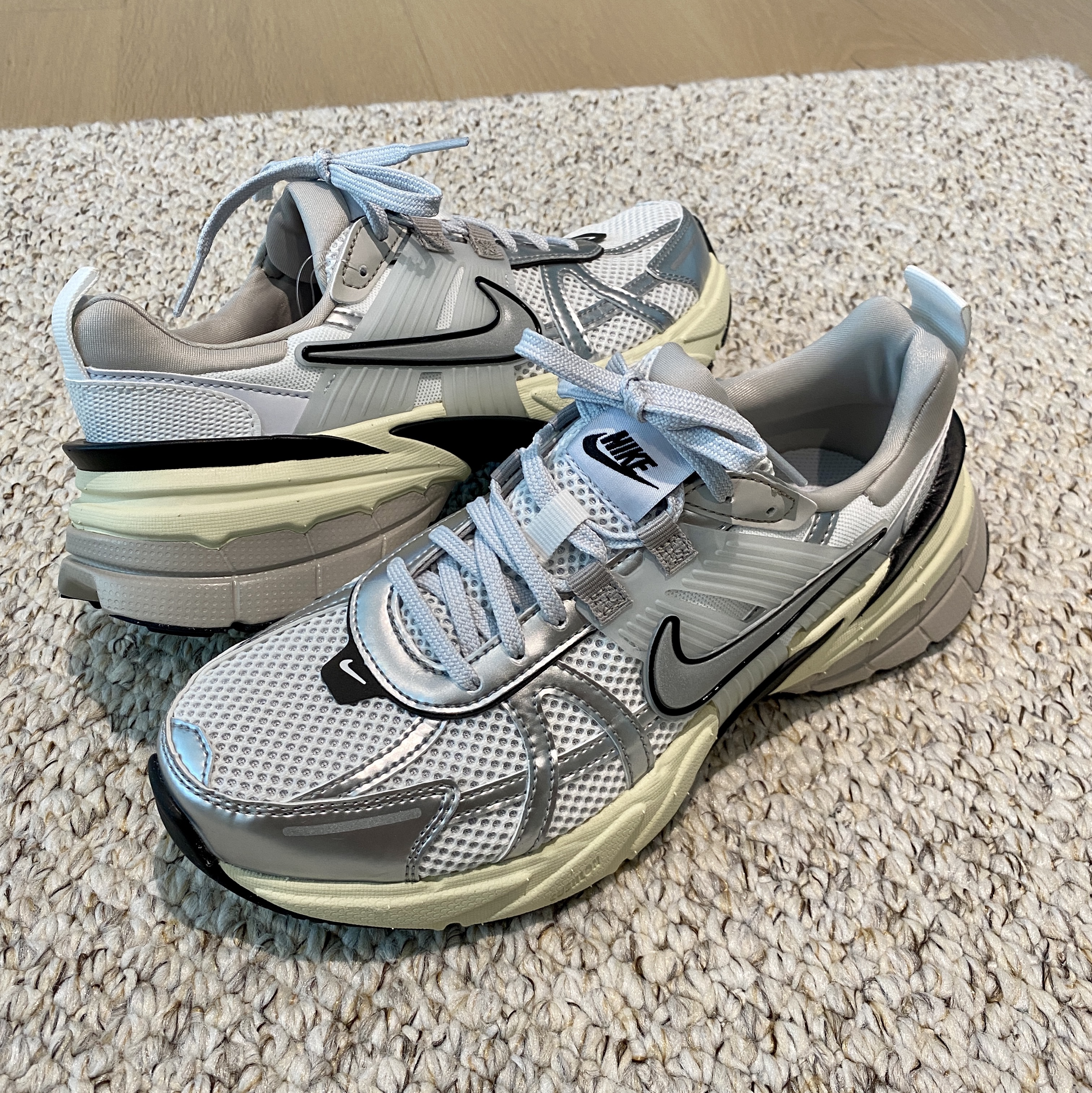 Nike V2K Run Summit White Metallic Silver 착용 스타일 - 1