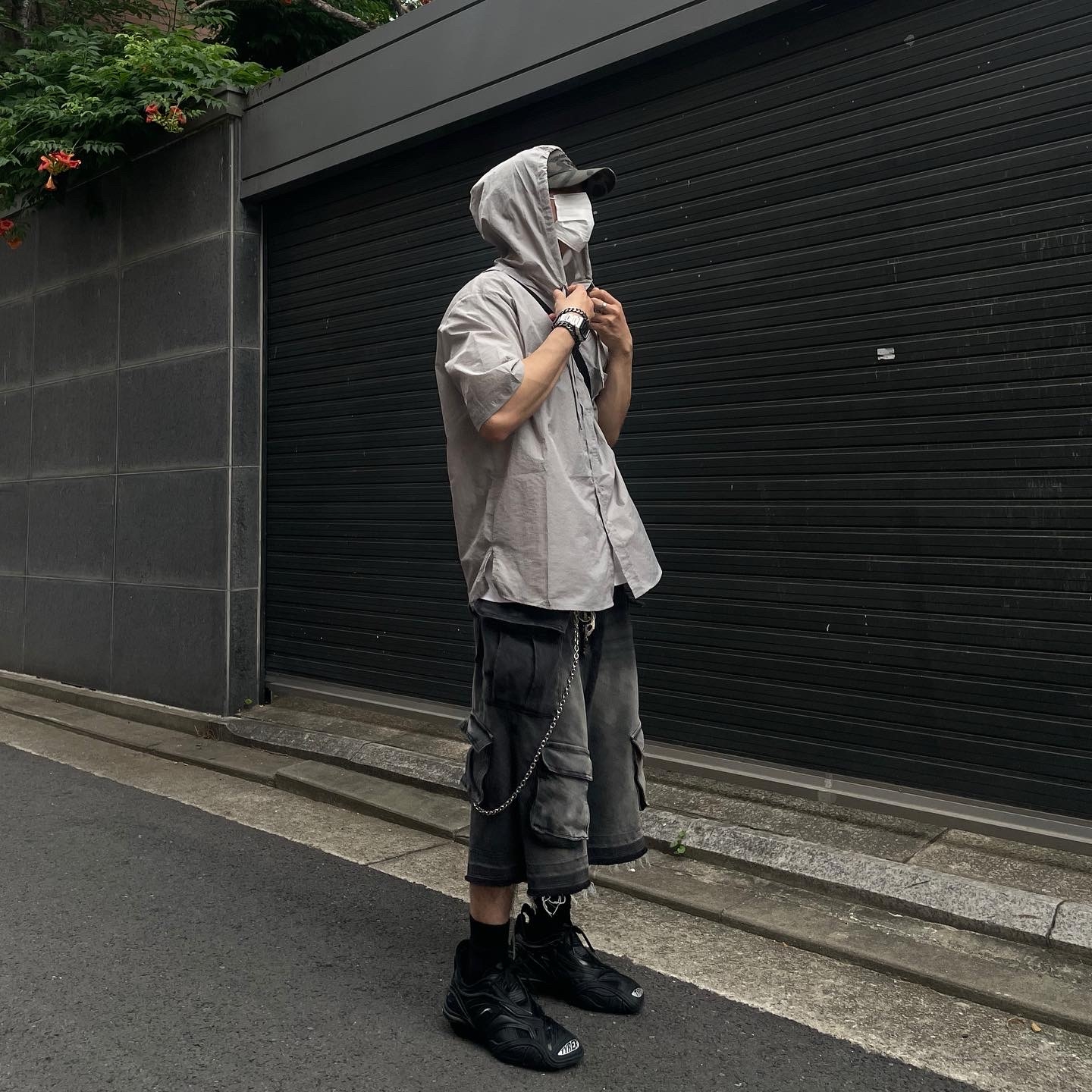 Nos Couleurs Old Washed Cargo Denim Shorts Dark Grey, Balenciaga Tyrex Sneakers Black 착용 스타일 - 1