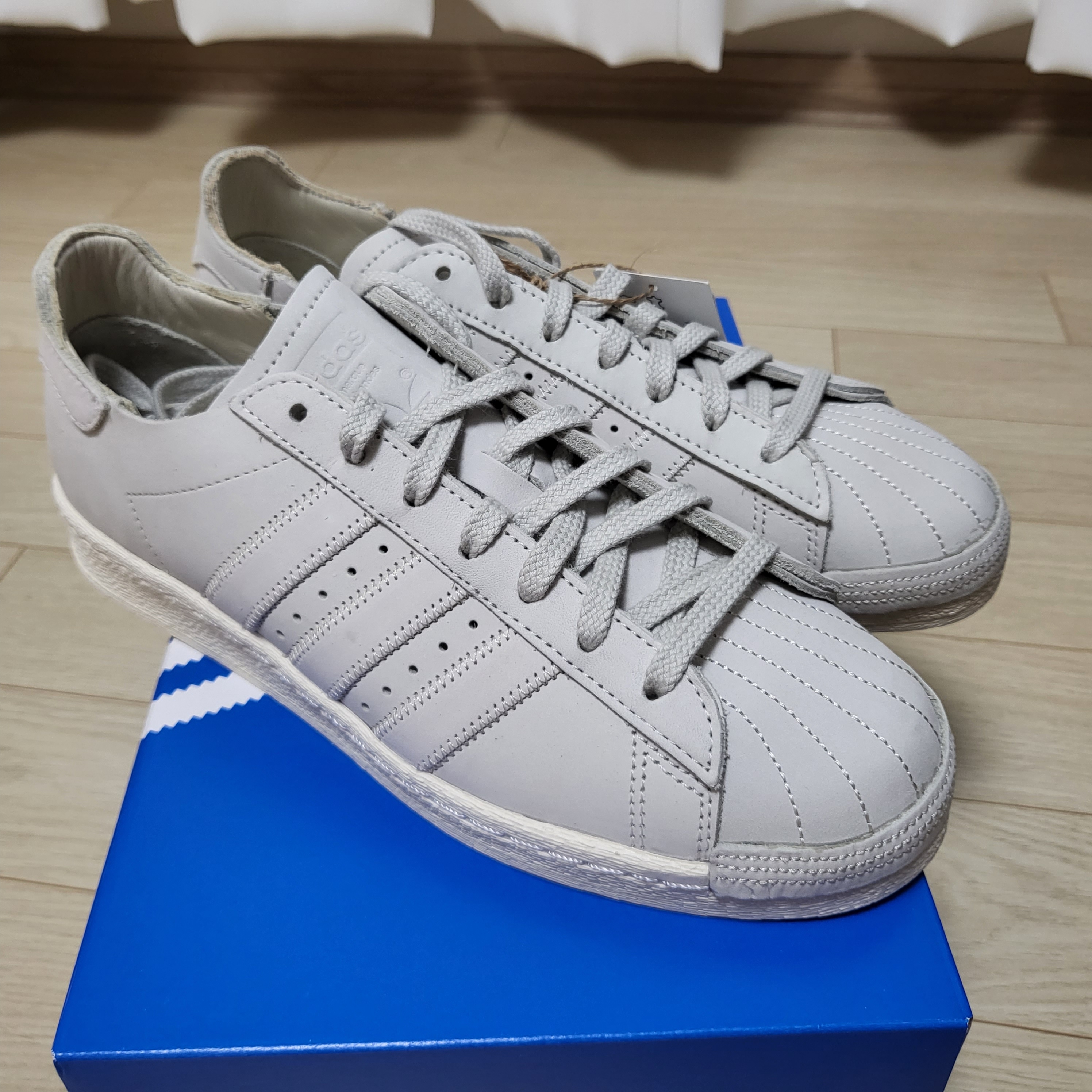 Adidas Superstar 82 Core White Aluminium 착용 스타일