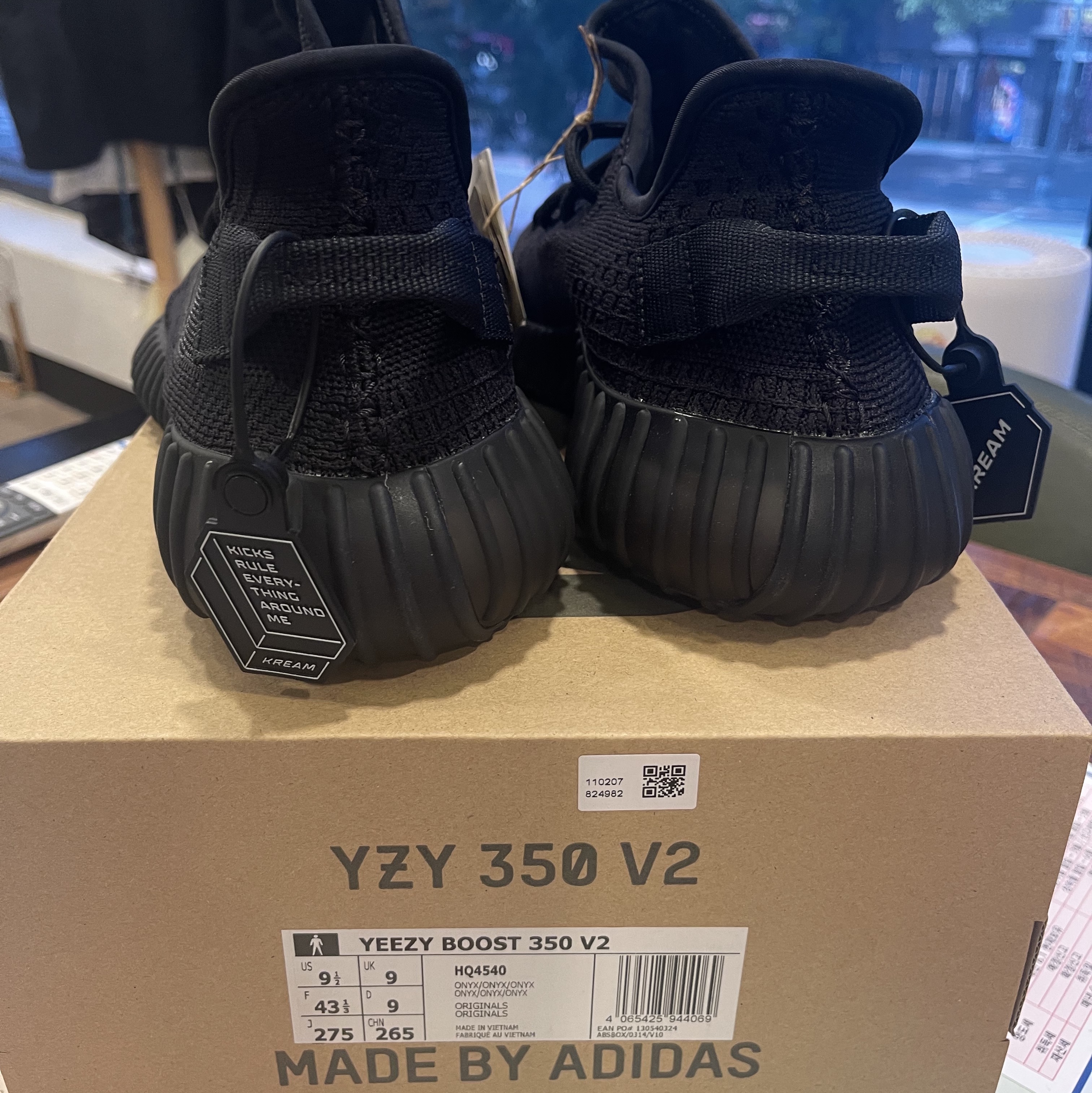 Adidas Yeezy Boost 350 V2 Onyx 착용 스타일 - 3