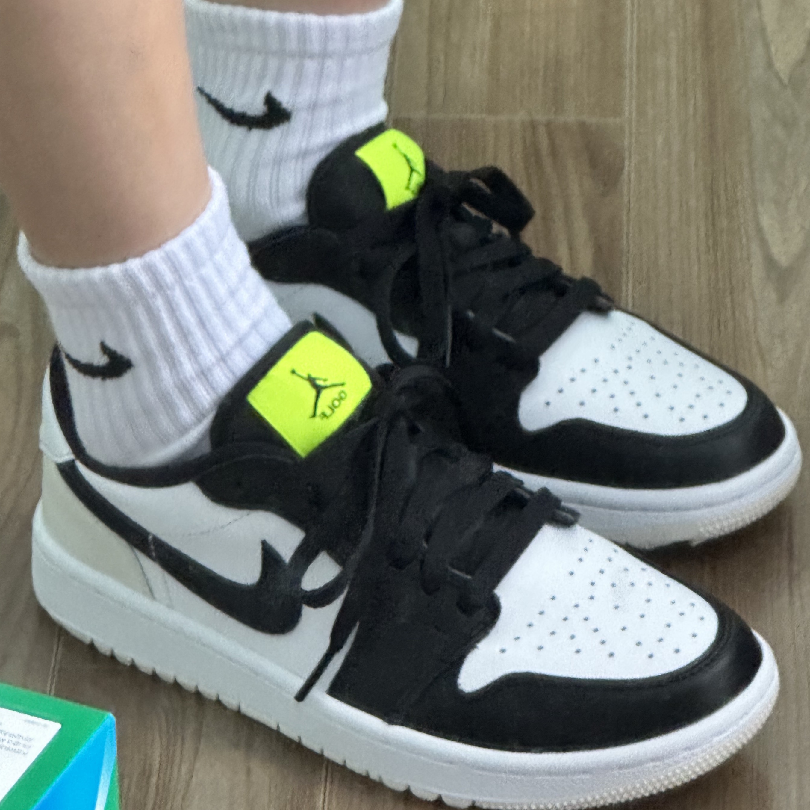 Jordan 1 Low Golf Black White and Volt 착용 스타일 - 1