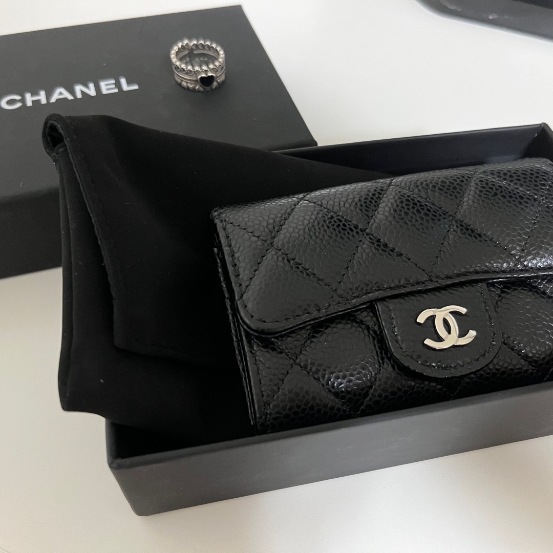 Chanel Classic Card Holder Grained Calfskin & Silver Black 착용 스타일 - 1