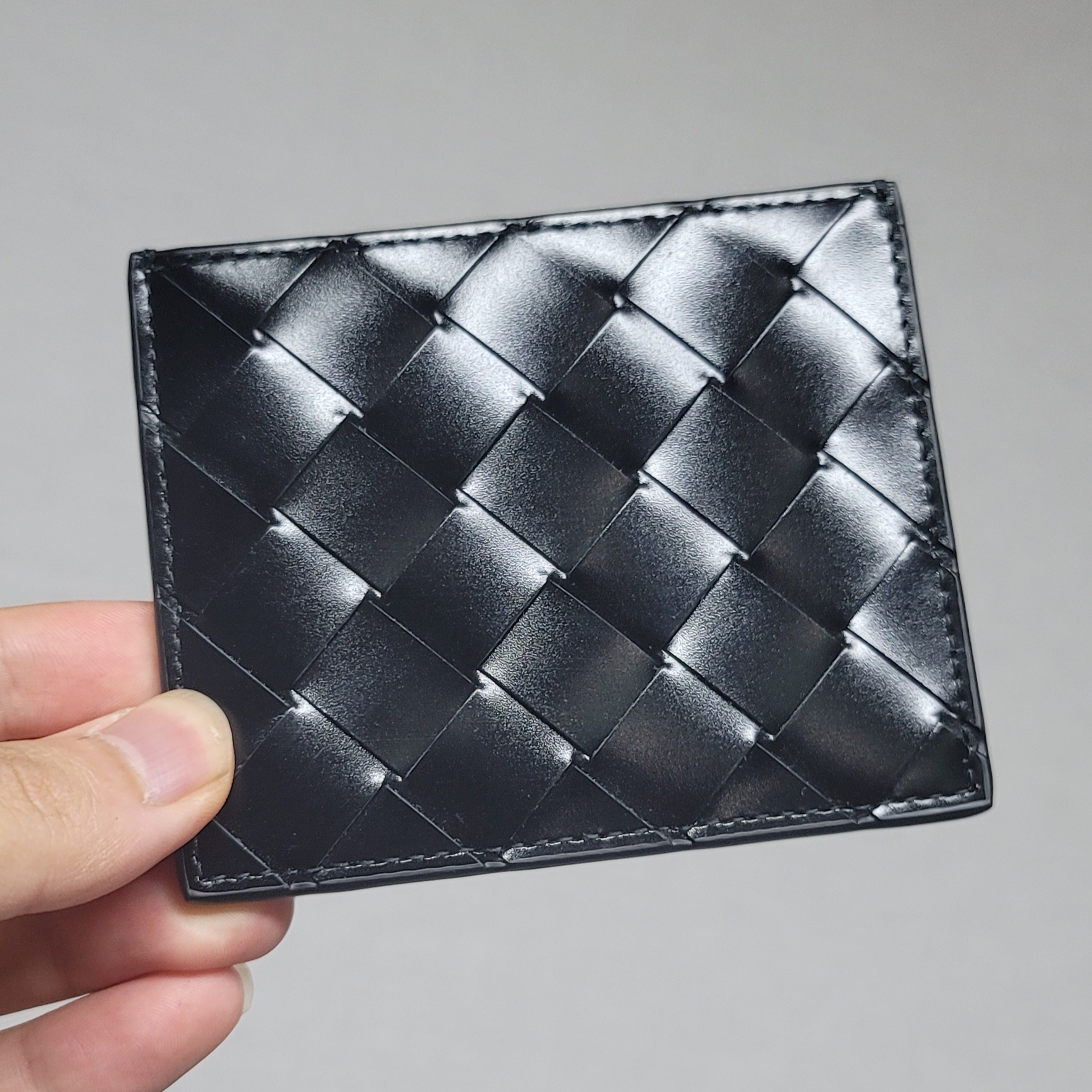 Bottega Veneta Card Case Black 착용 스타일