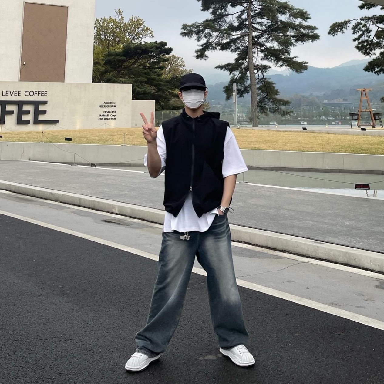 Maison Mihara Yasuhiro Blakey OG Sole Leather Low-top Sneakers White, Arc'teryx Mantis 2 Waistpack Black 착용 스타일 - 1