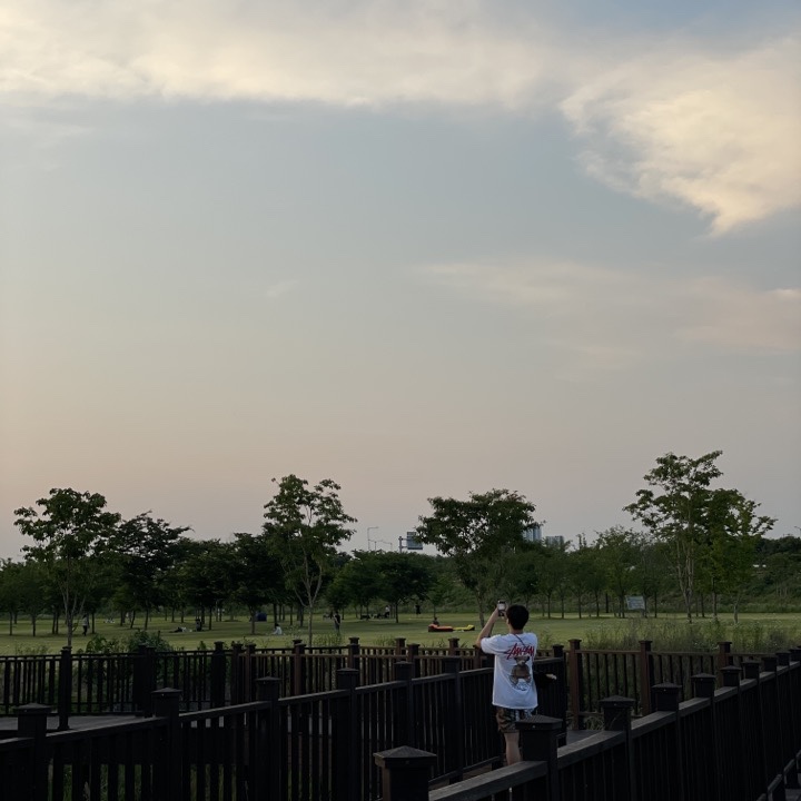Stussy Built Tough T-Shirt White, Jordan x Travis Scott Pool Shorts - Asia 착용 스타일