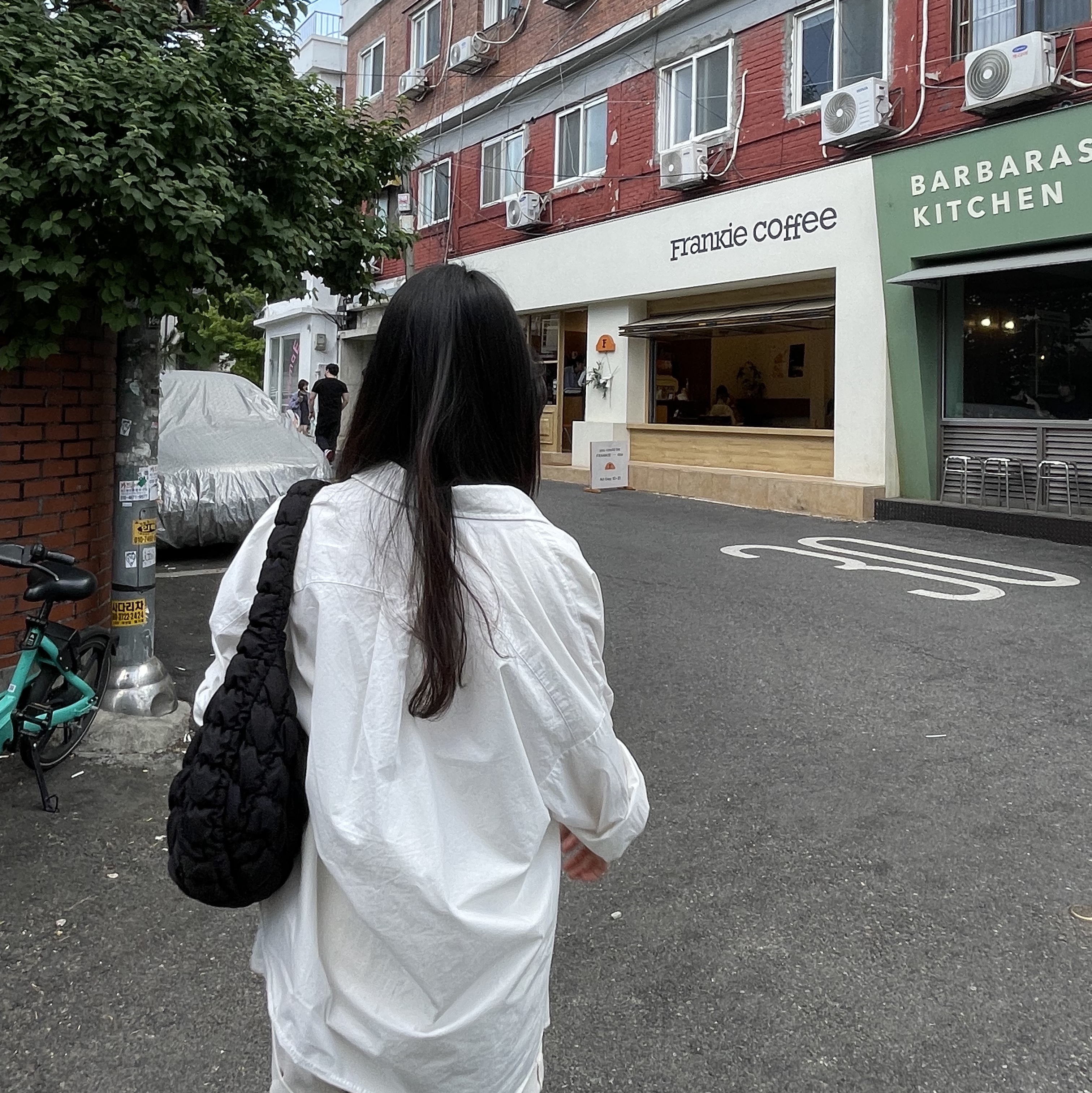 COS Quilted Mini Bag Black 착용 스타일 - 3