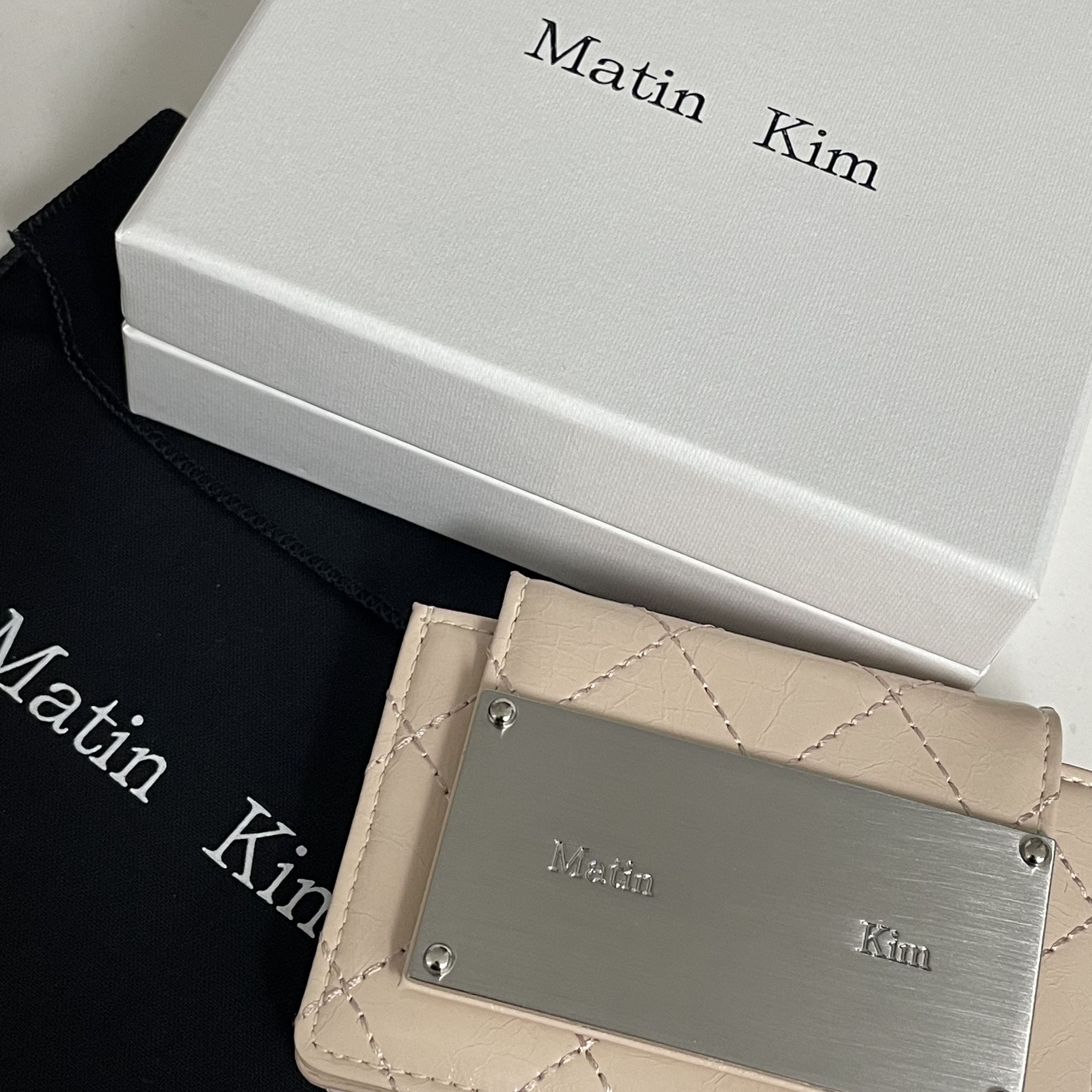 Matin Kim Quilting Accordion Wallet Beige 착용 스타일