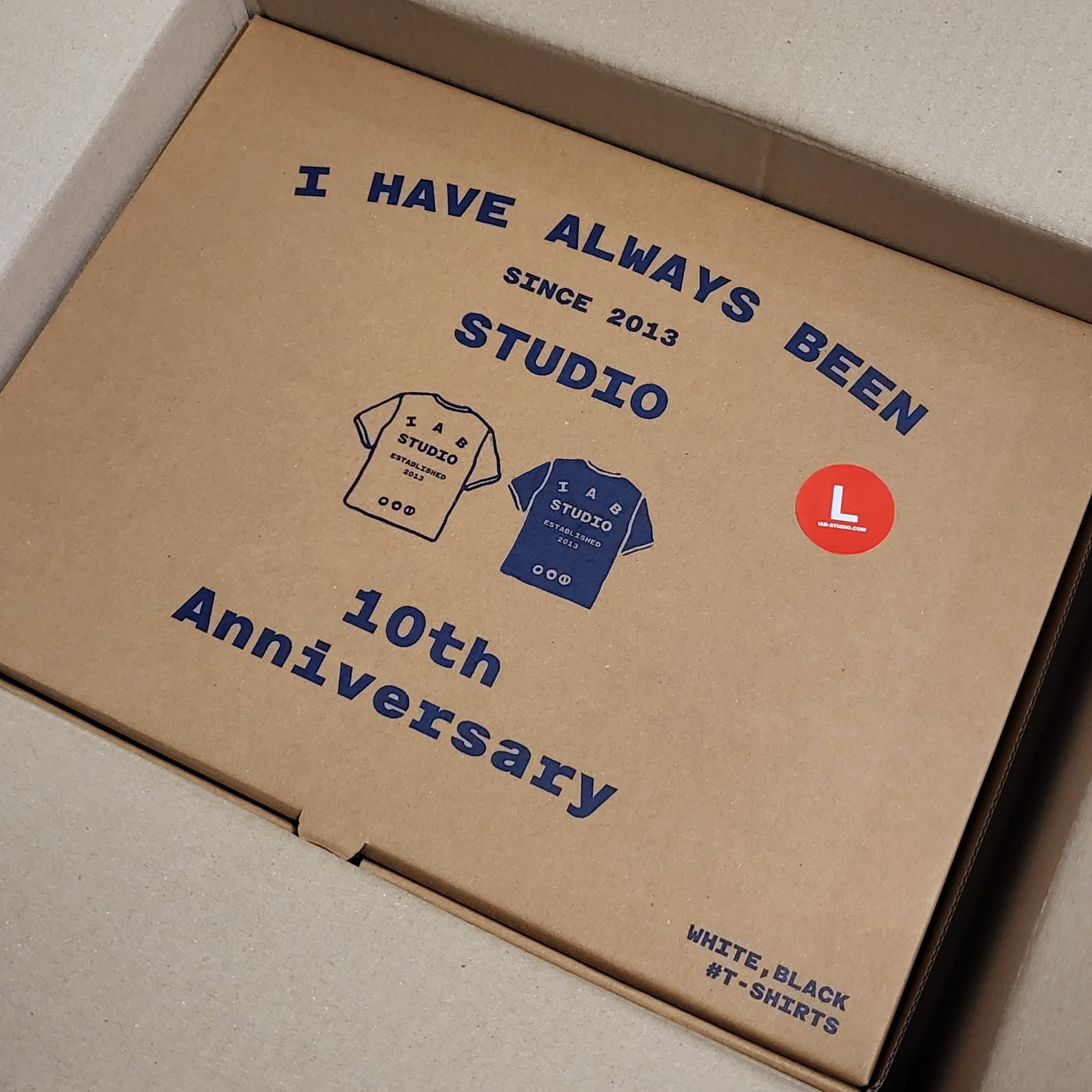 IAB Studio 10th Anniversary T-Shirts Pack White & Black (2 Pack) 착용 스타일 - 1