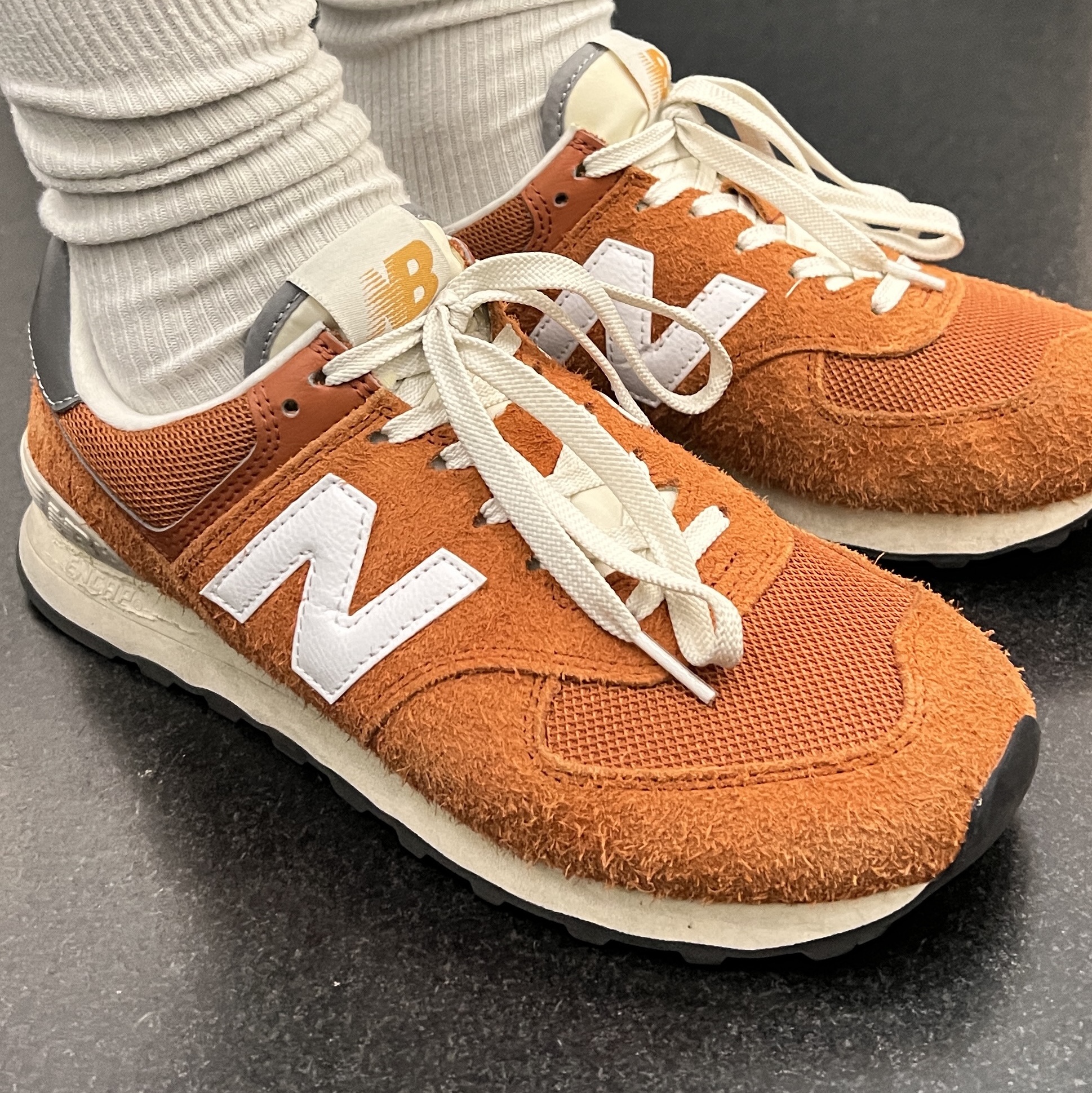 New Balance 574 Legacy Grey, New Balance 574 Heritage Orange Burst White 착용 스타일 - 2
