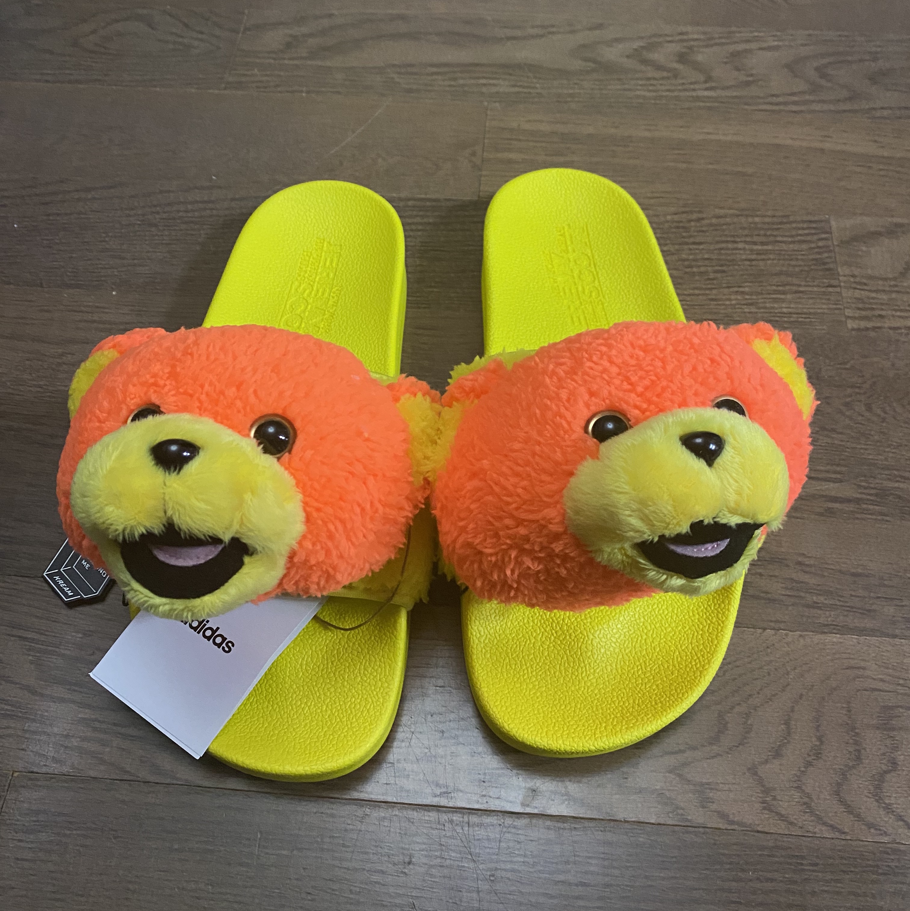 Adidas x Jeremy Scott Adilette Teddy Slide Solar Orange 착용 스타일 - 2