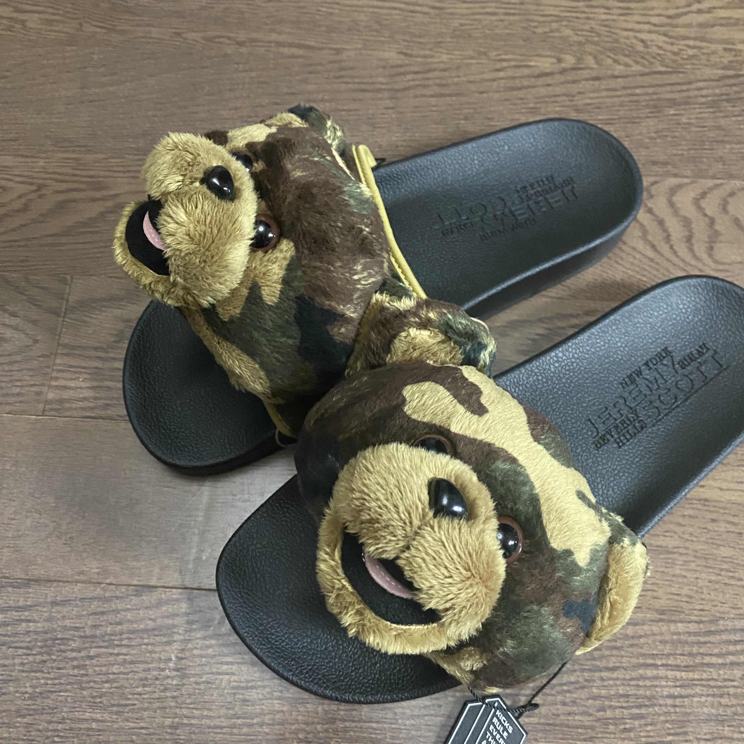 Adidas x Jeremy Scott Adilette Teddy Slide Camo 착용 스타일 - 2