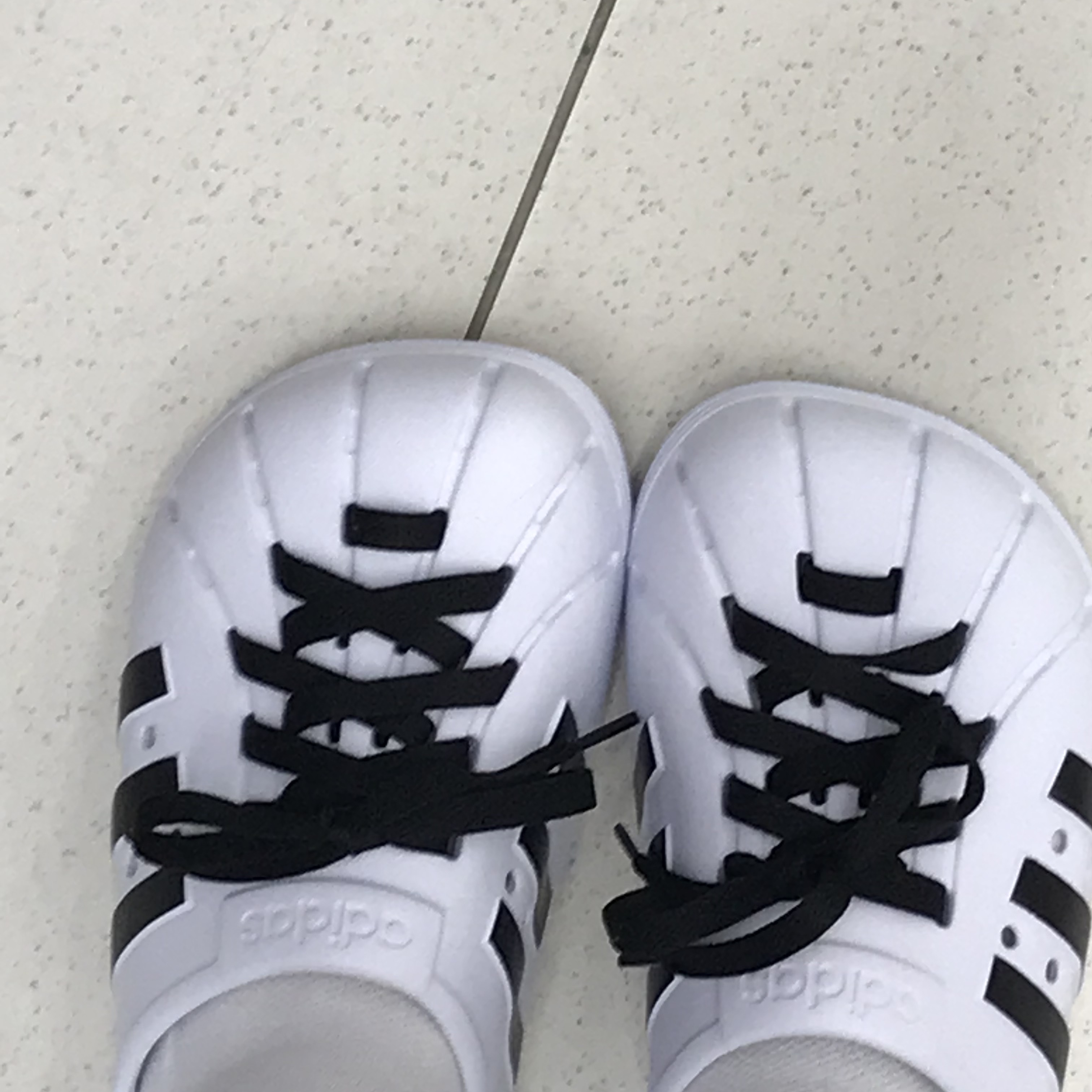 Adidas Adilette Clog White Black 착용 스타일