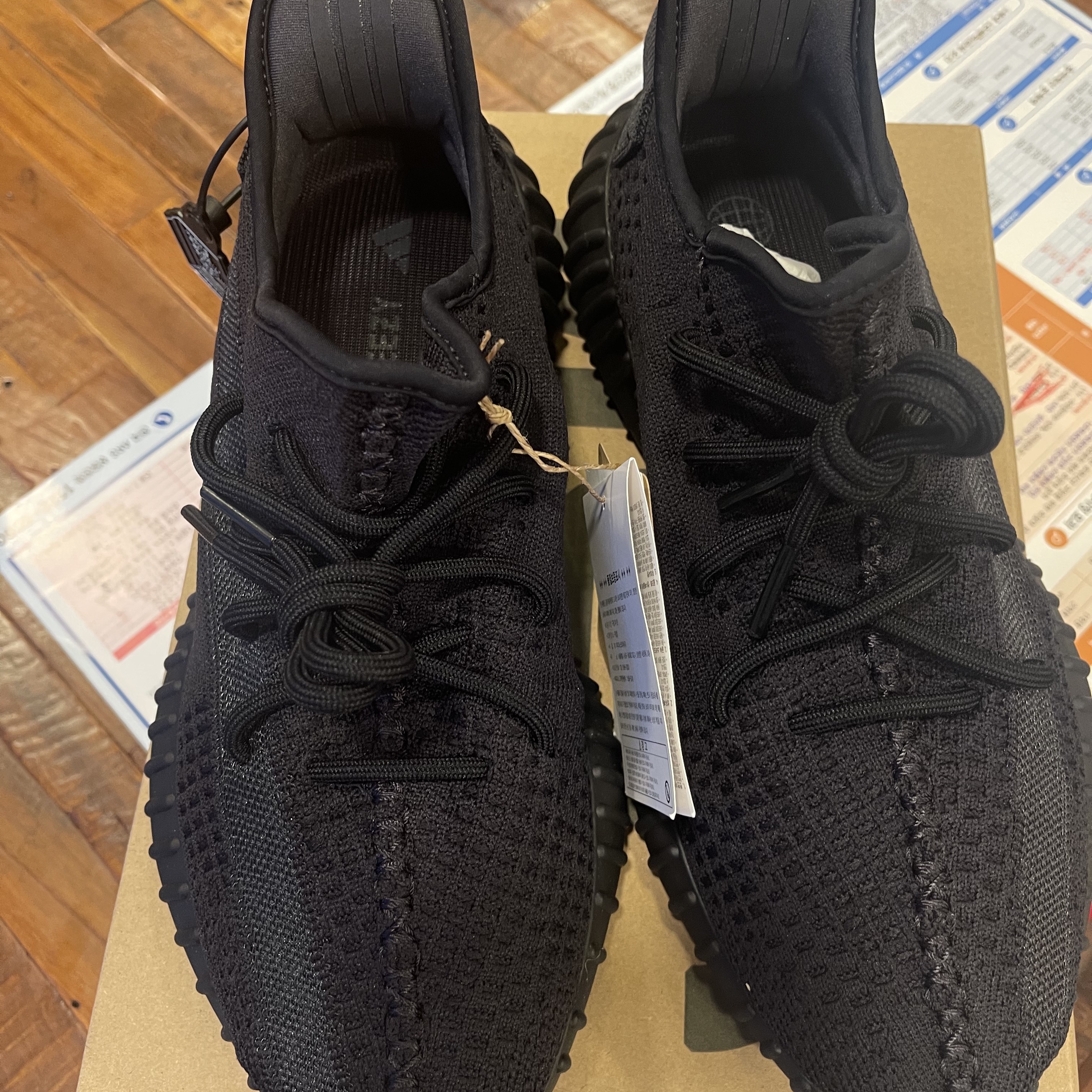 Adidas Yeezy Boost 350 V2 Onyx 착용 스타일 - 2