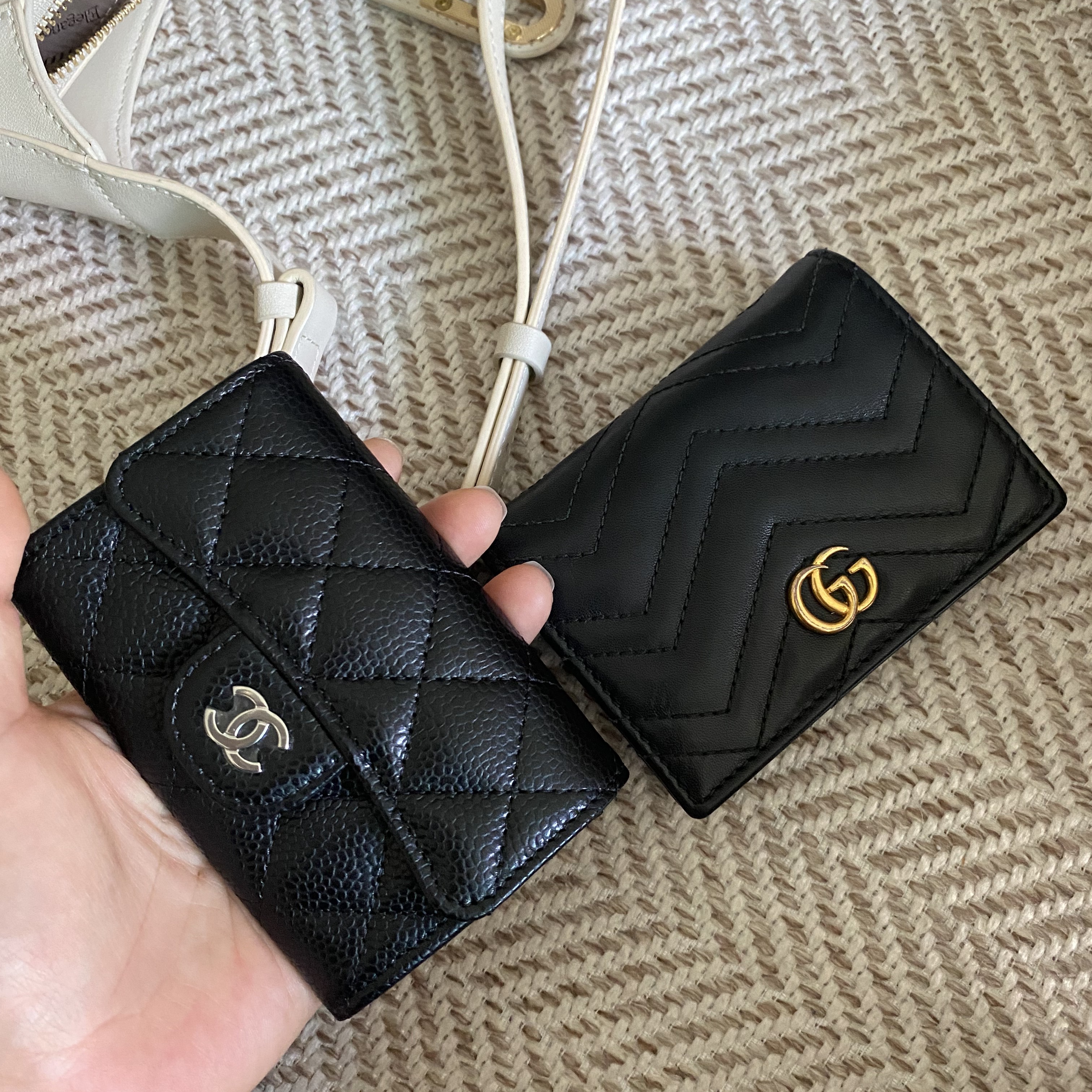 Chanel Classic Card Holder Grained Calfskin & Silver Black 착용 스타일