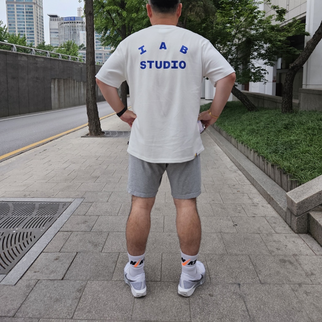 IAB Studio 10th Anniversary T-Shirts Pack White & Black (2 Pack), Nike ZoomX Vaporfly Next% 3 White Grey 착용 스타일