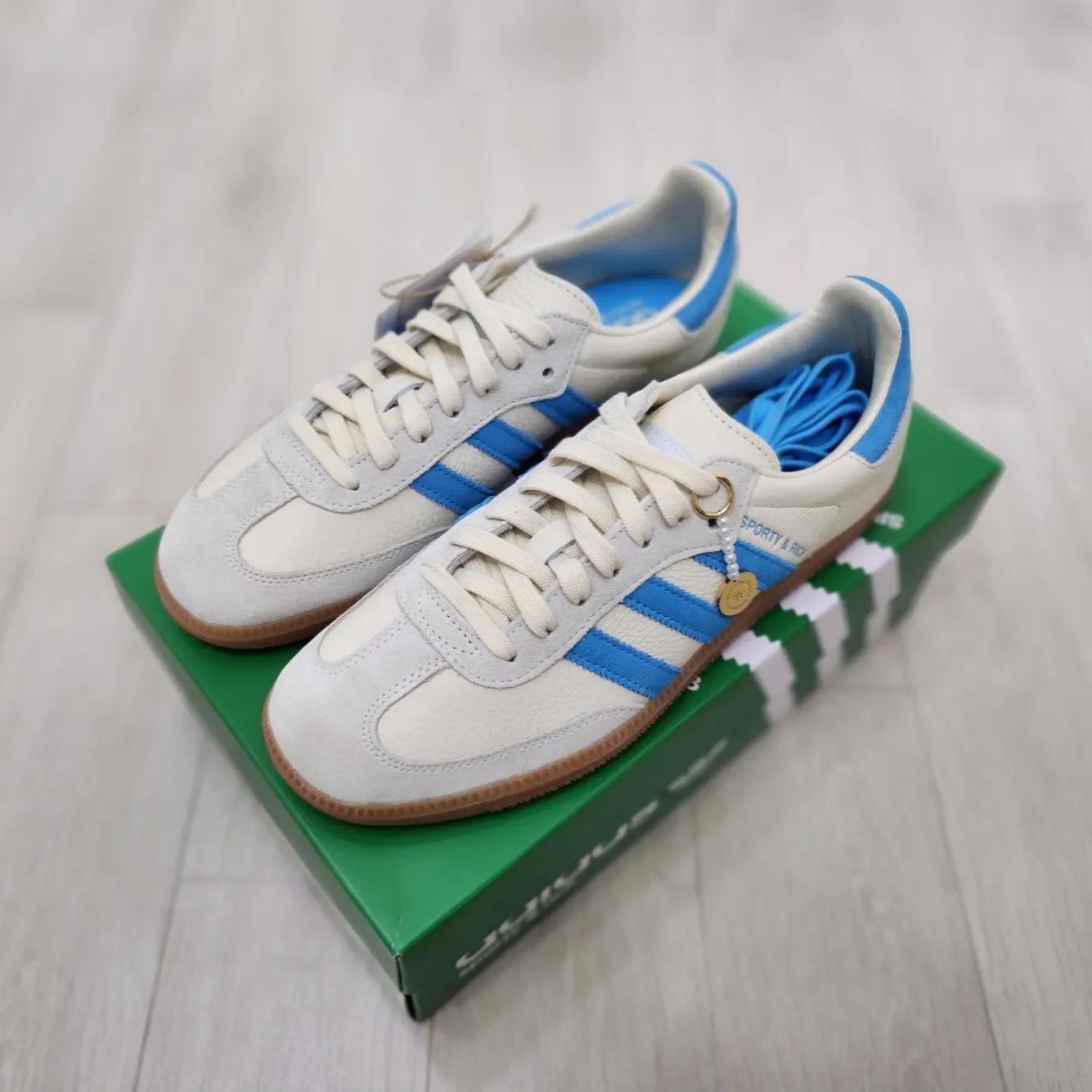 Adidas x Sporty & Rich Samba Cream Blue 착용 스타일 - 2