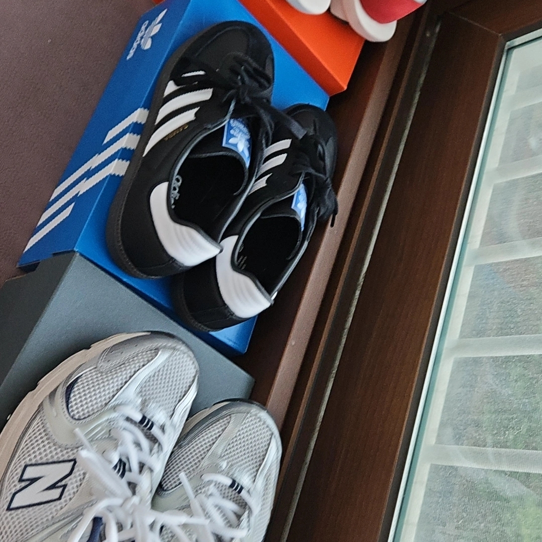 Adidas Samba OG Black White Gum, Nike x Sacai LDWaffle Blue Multi 착용 스타일