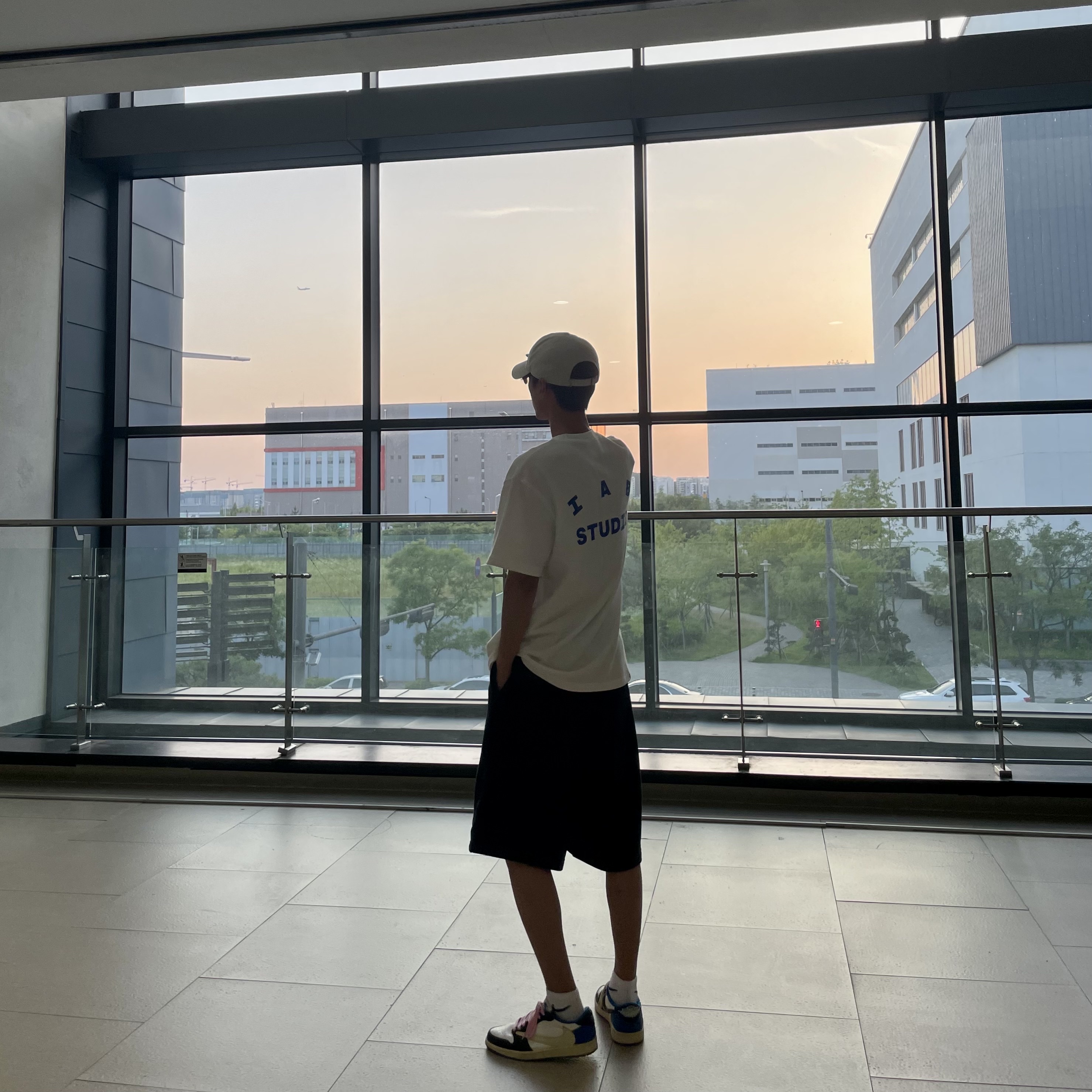 IAB Studio 10th Anniversary T-Shirt White, Jordan 1 x Travis Scott x Fragment Retro Low OG SP Military Blue 착용 스타일 - 1