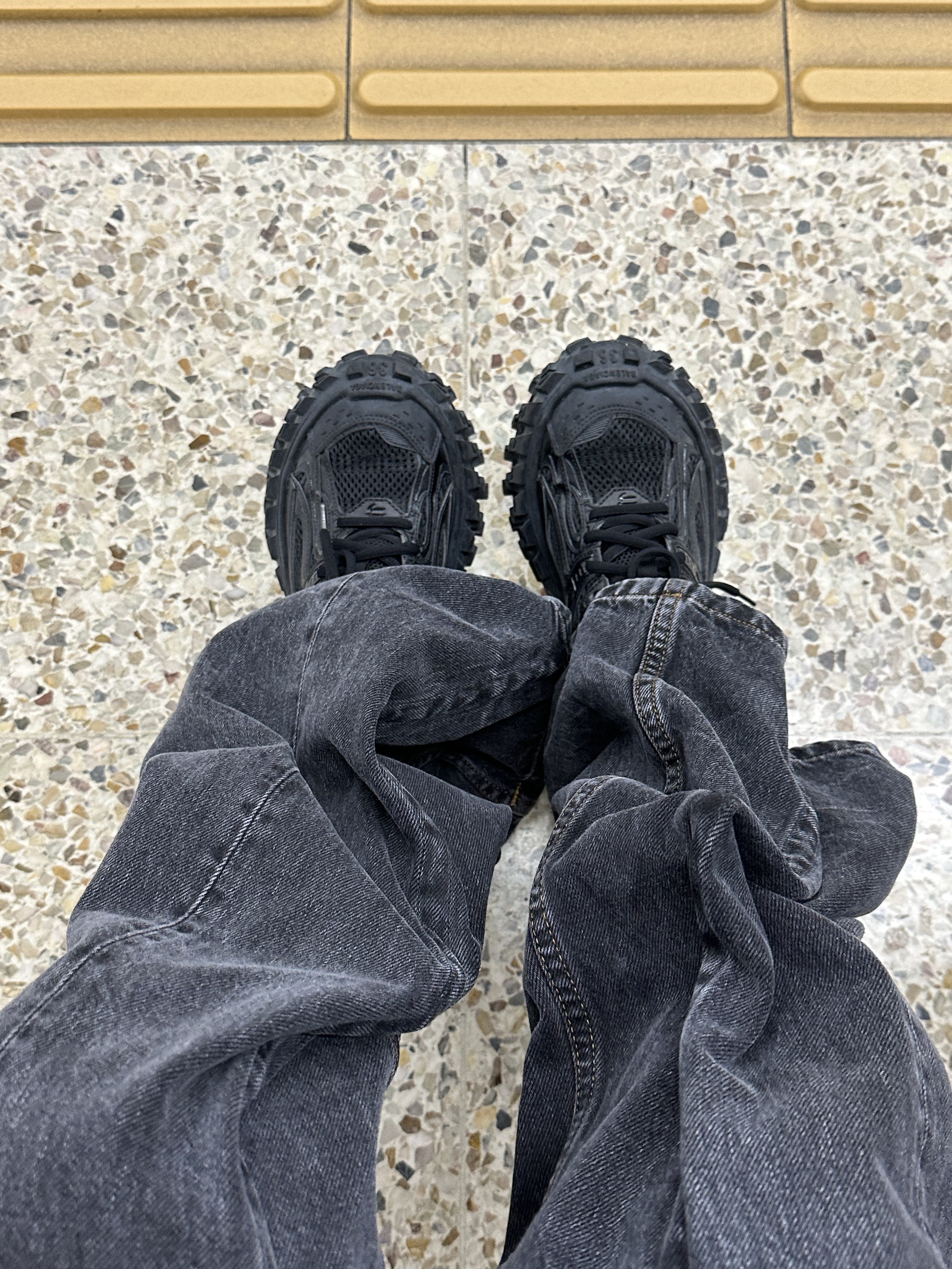 Y/Project Classic Wire Jeans Black - 22FW, Arc'teryx Heliad 15 Backpack Black 착용 스타일 - 5