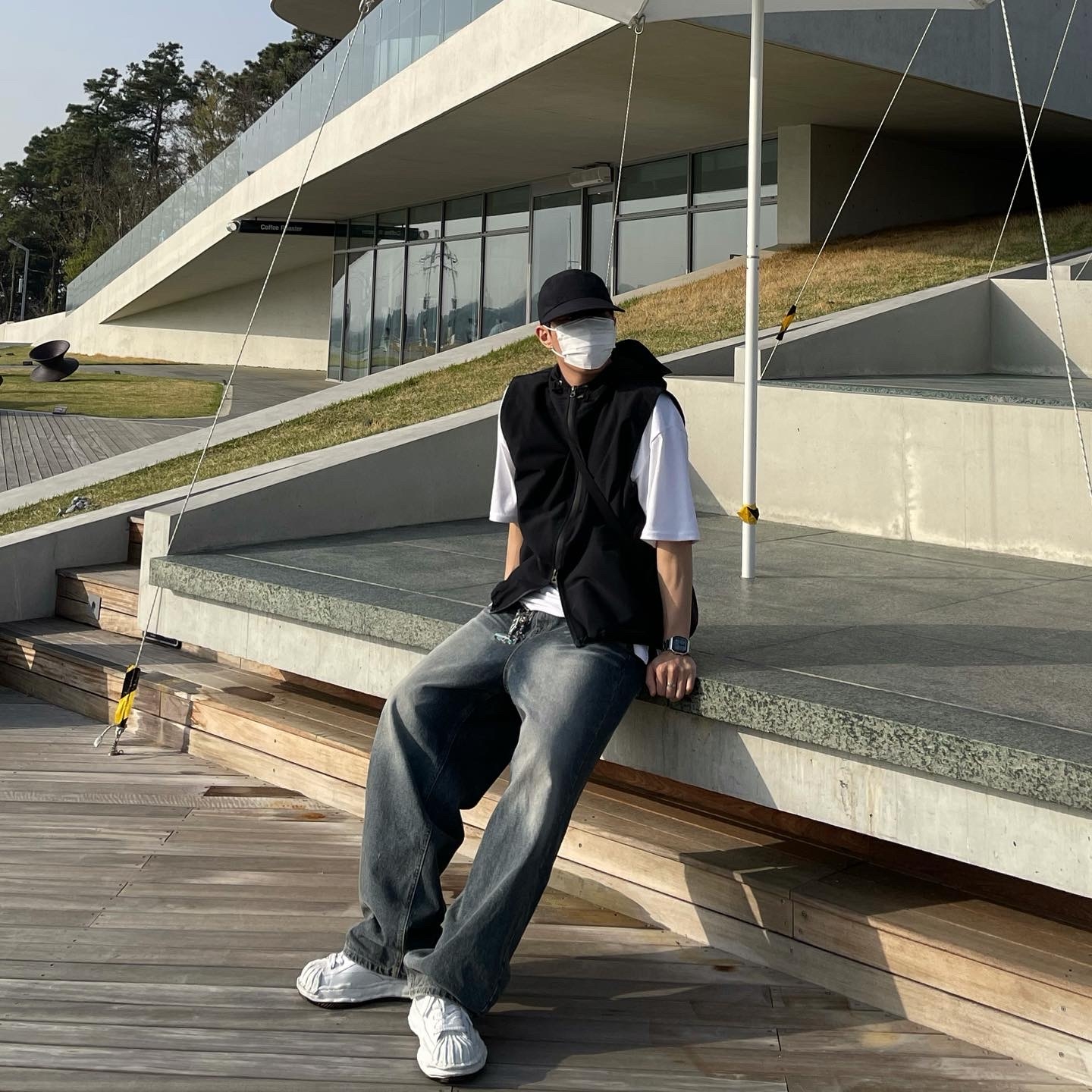 Maison Mihara Yasuhiro Blakey OG Sole Leather Low-top Sneakers White, Arc'teryx Mantis 2 Waistpack Black 착용 스타일 - 3