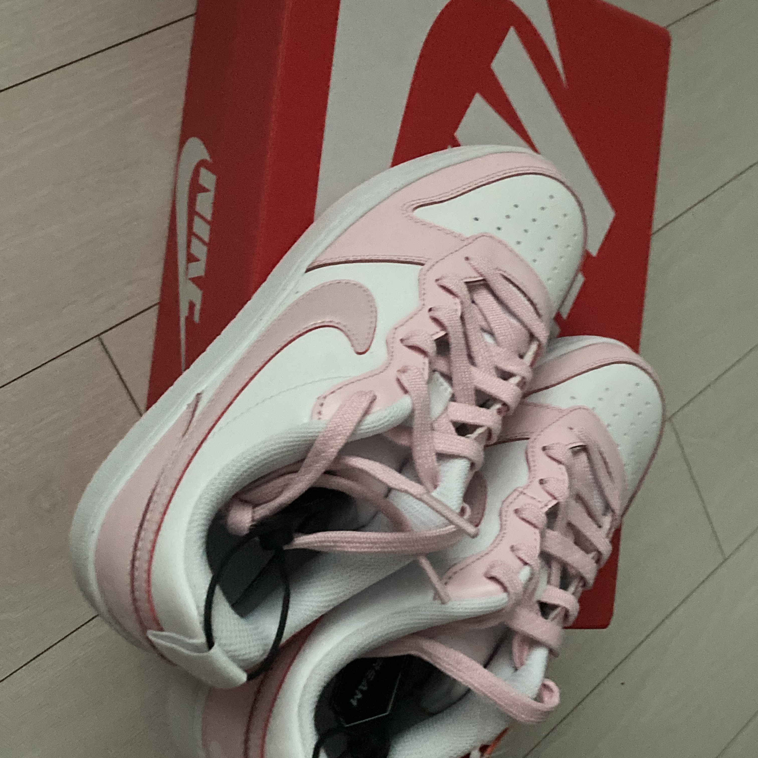 (GS) Nike Court Borough 2 SE White Pink Foam 착용 스타일 - 1