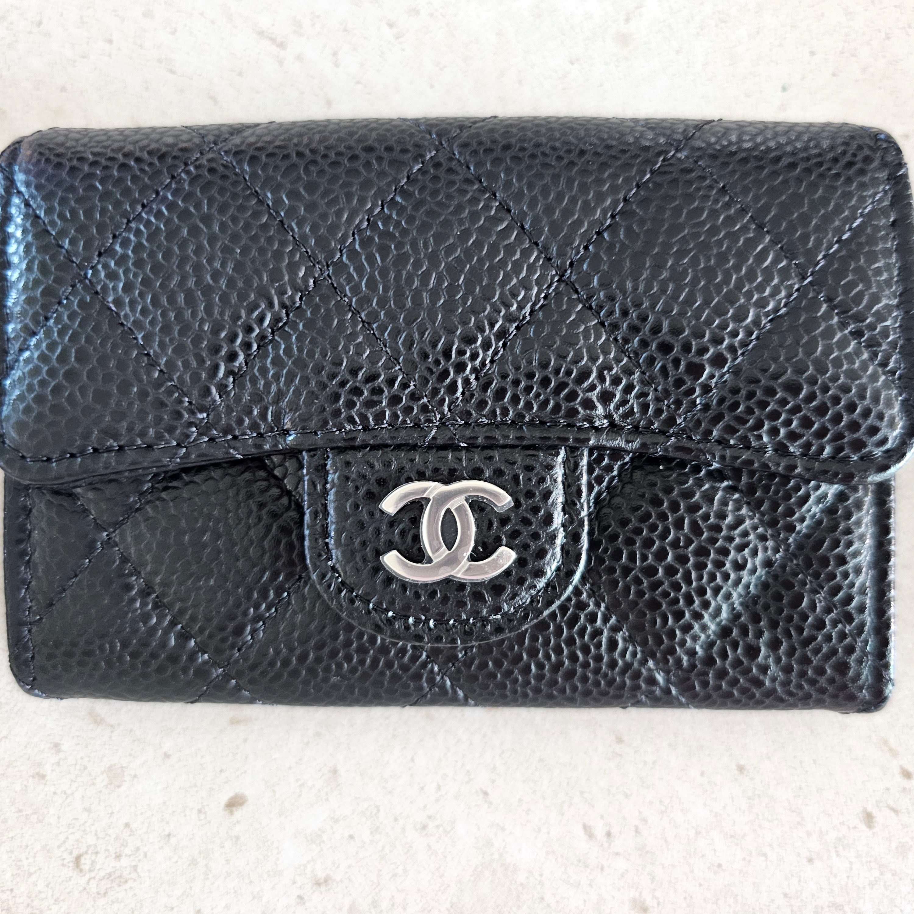 Chanel Classic Card Holder Grained Calfskin & Silver Black 착용 스타일