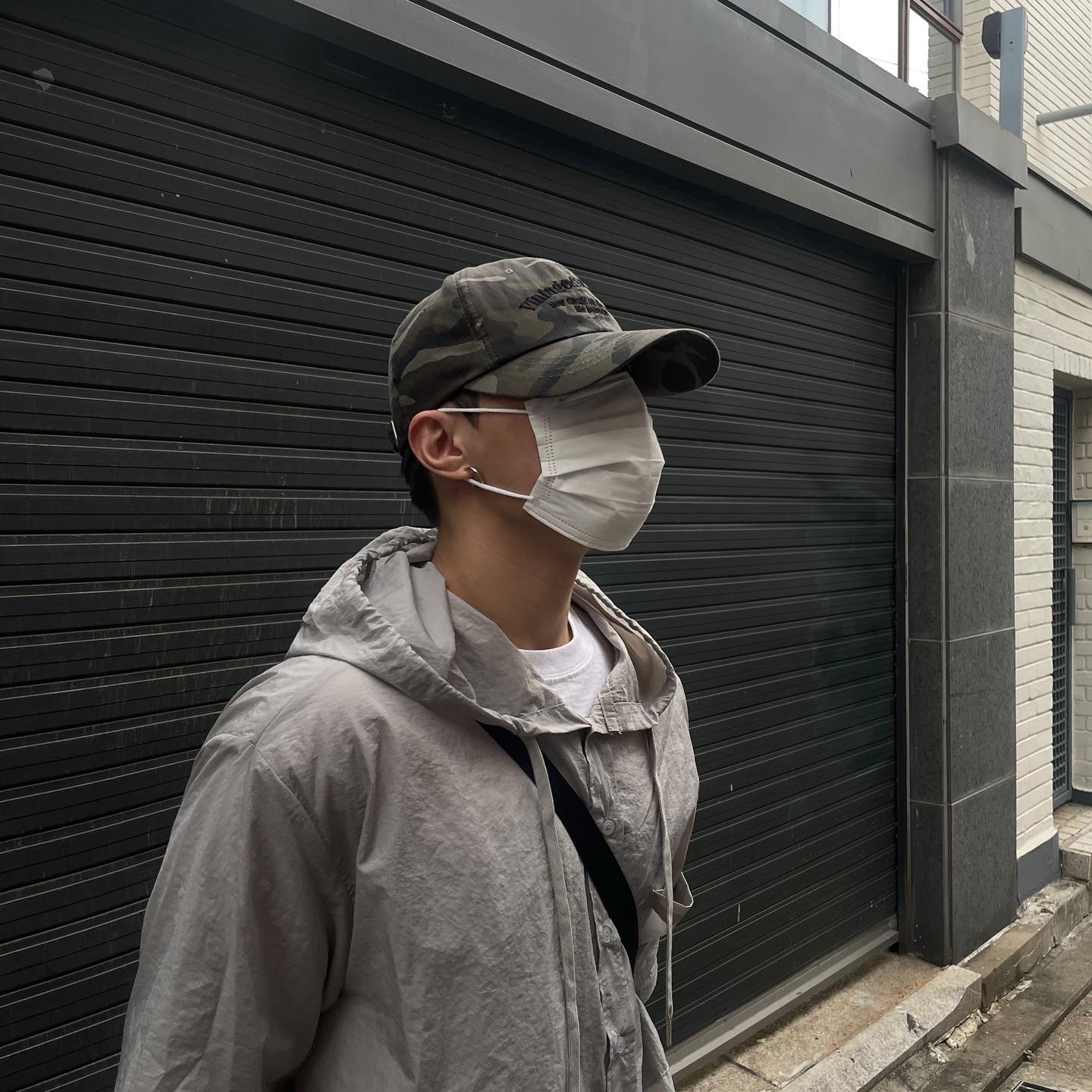 Nos Couleurs Old Washed Cargo Denim Shorts Dark Grey, Balenciaga Tyrex Sneakers Black 착용 스타일 - 2