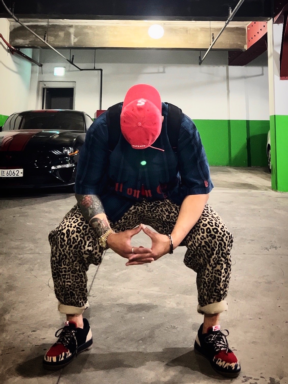 Supreme Pigment Canvas S Logo 6-Panel Red - 23SS, Supreme x MLB Kanji Teams T-Shirt Yankees Red - 22FW 착용 스타일 - 2