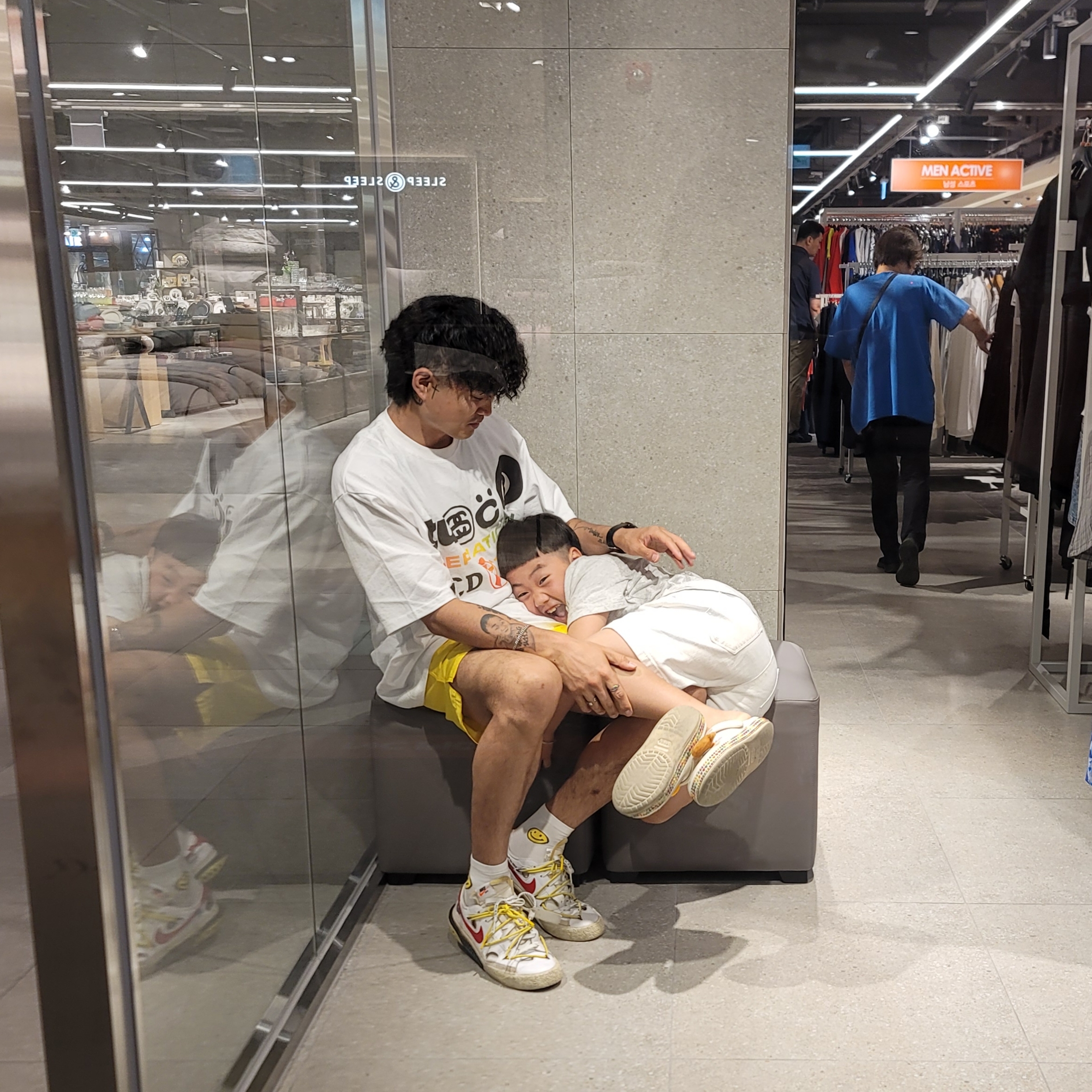 Stussy x Cactus Plant Flea Market International T-Shirt White, Nike x Off-White Blazer Low '77 White and University Red 착용 스타일 - 2