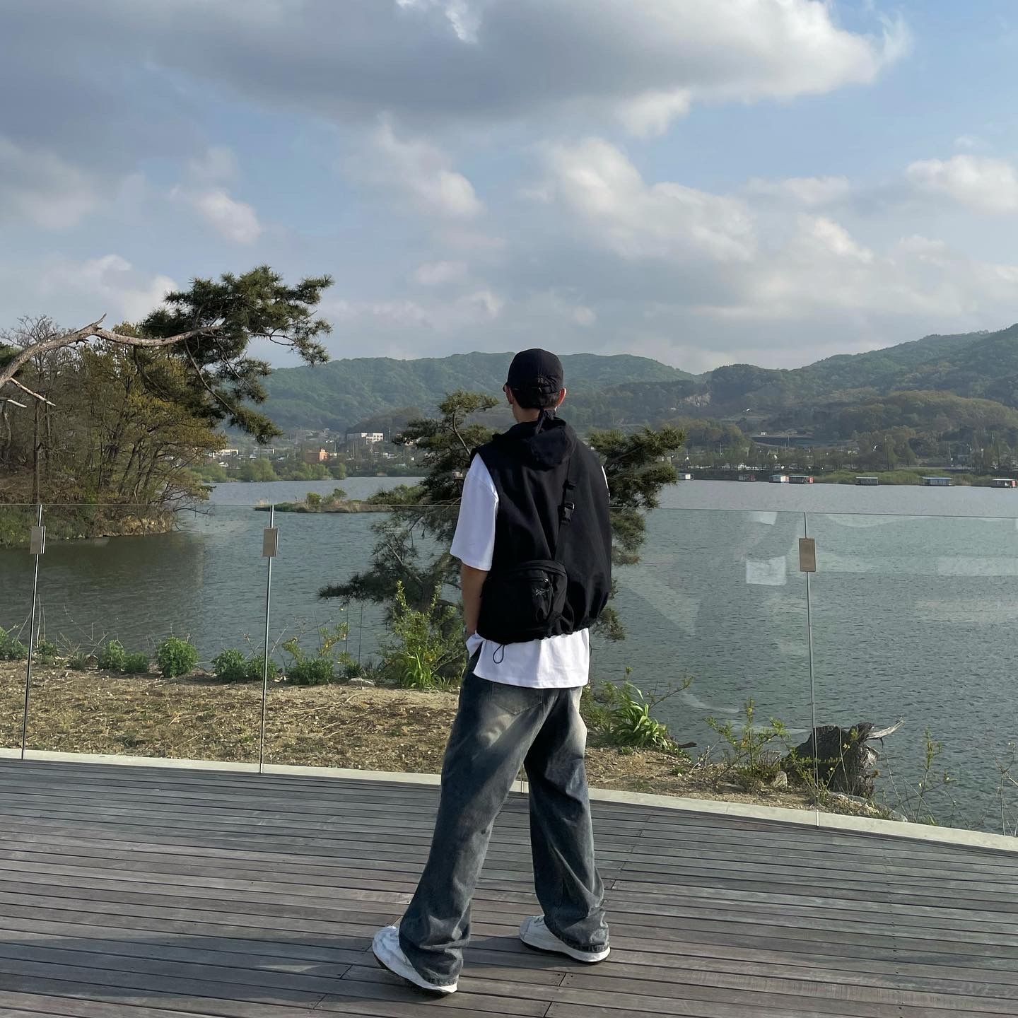 Maison Mihara Yasuhiro Blakey OG Sole Leather Low-top Sneakers White, Arc'teryx Mantis 2 Waistpack Black 착용 스타일 - 4